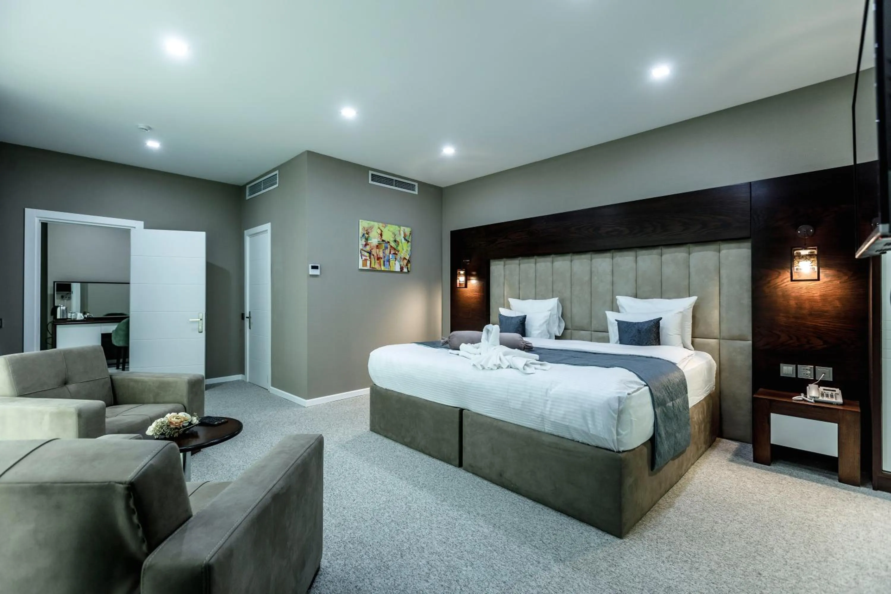 Photo of the whole room, Bed in Parallel Hotel