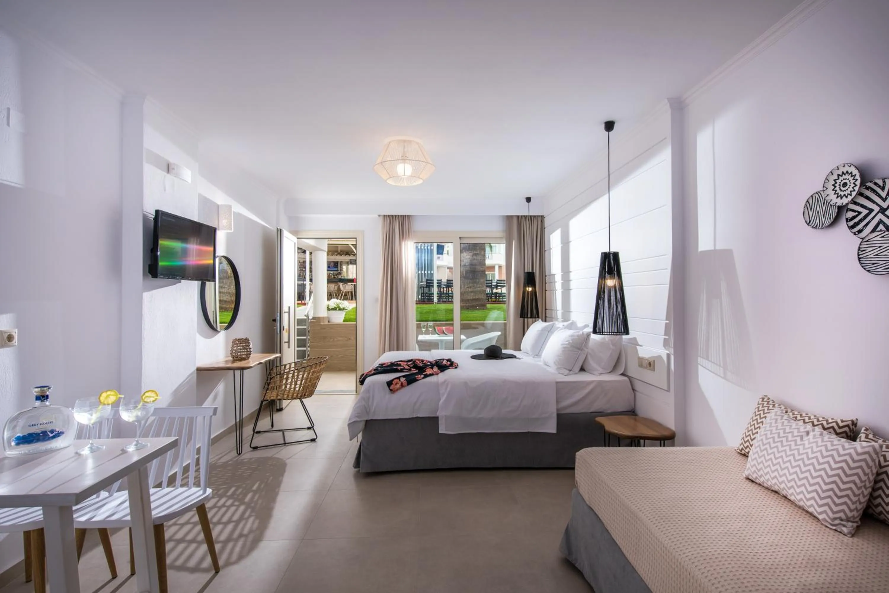 Bedroom, Bed in Sarpidon Apartments