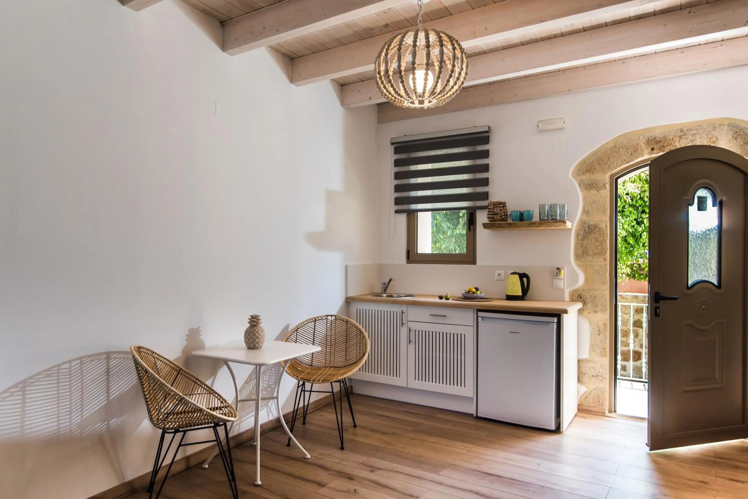 Kitchen or kitchenette in Sarpidon Apartments