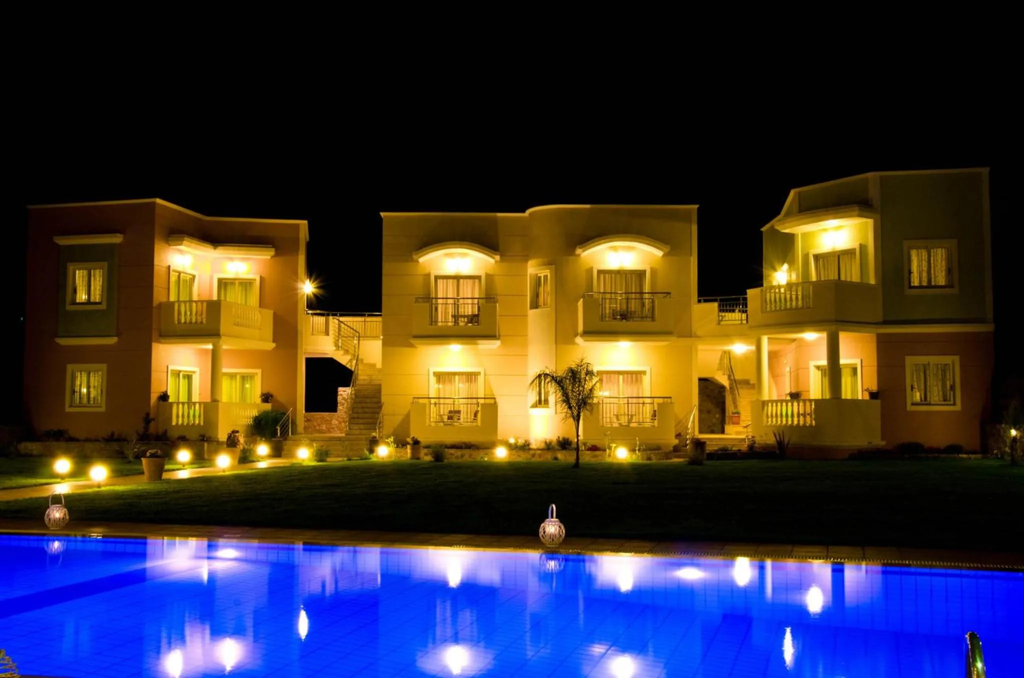 Swimming pool in Sarpidon Apartments