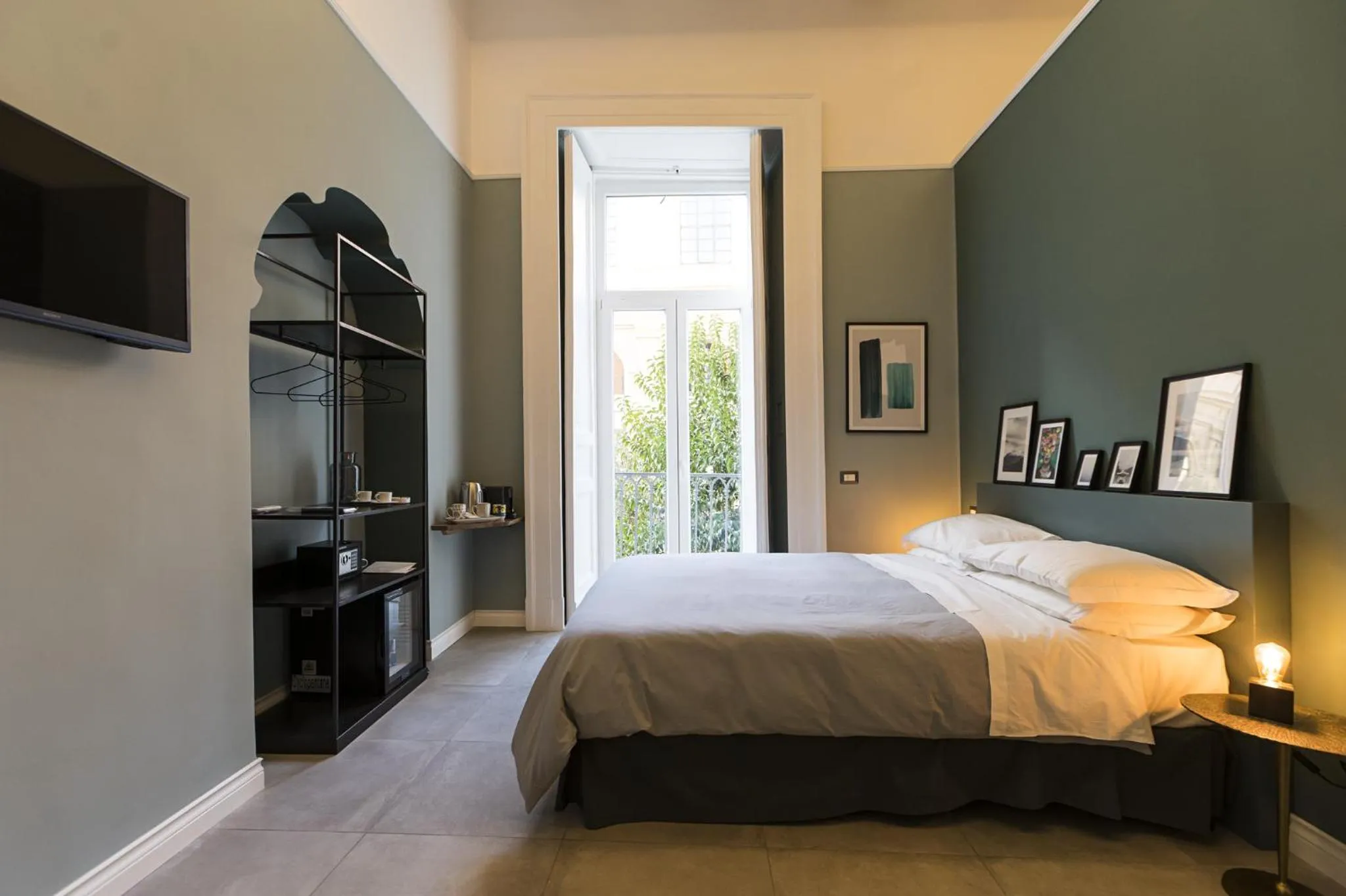 Photo of the whole room, Bed in Bellini Suite