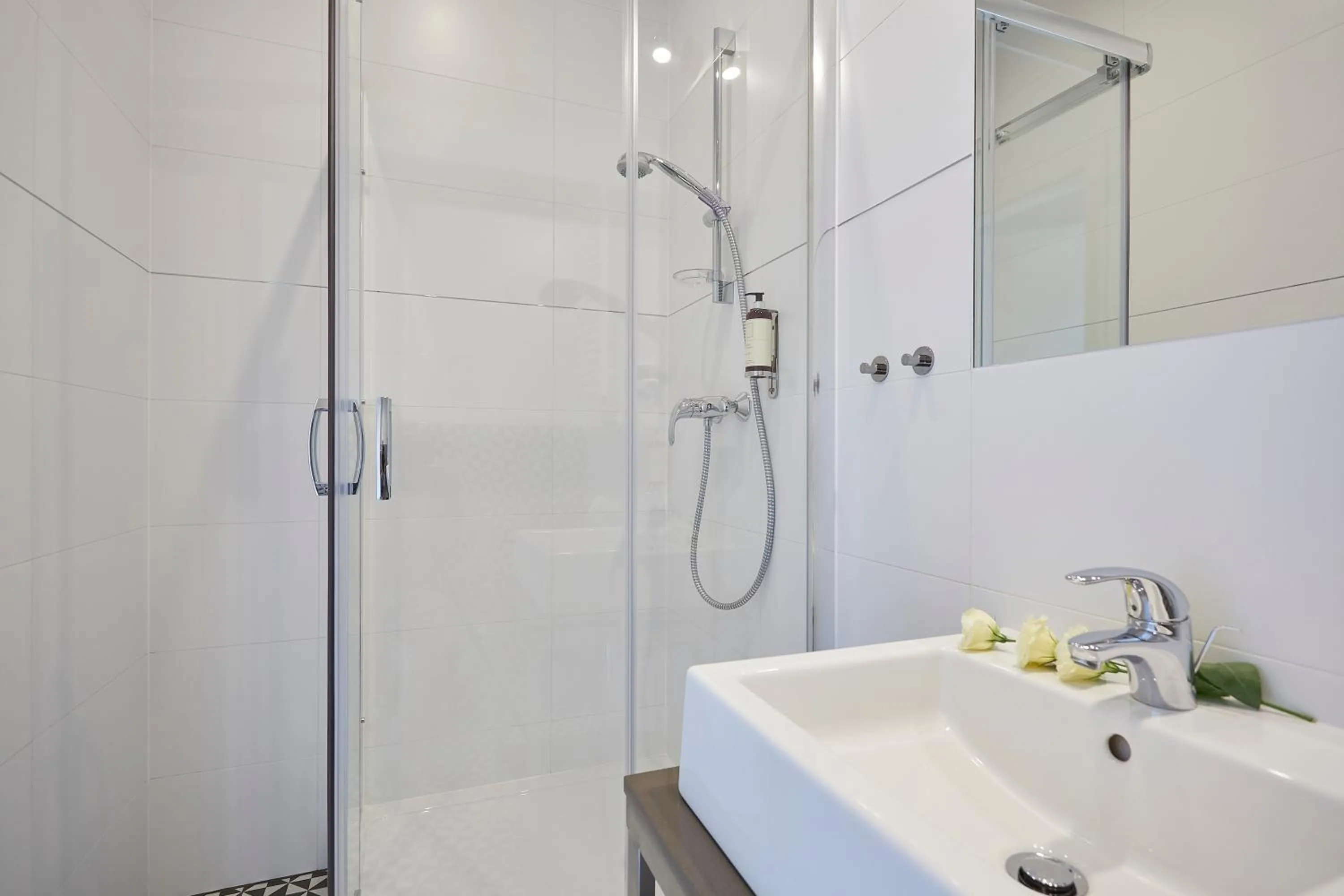 Shower in FLORIANSKA 32 by PI Apartments