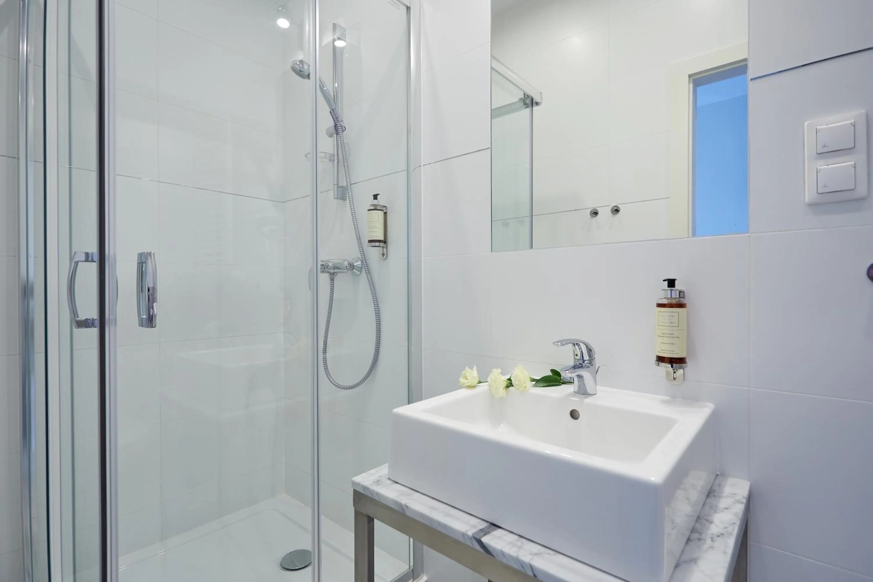 Shower in FLORIANSKA 32 by PI Apartments