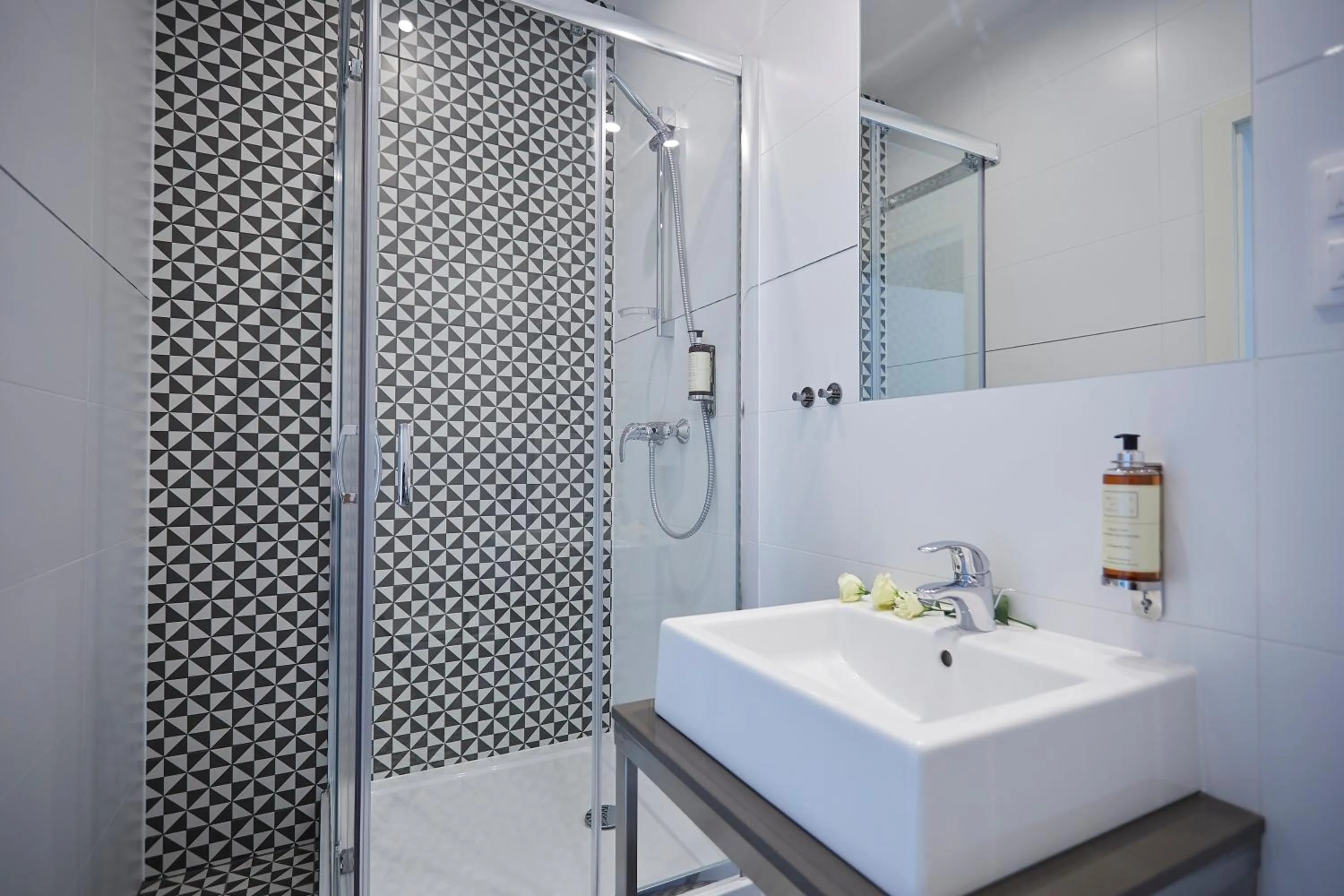 Shower in FLORIANSKA 32 by PI Apartments