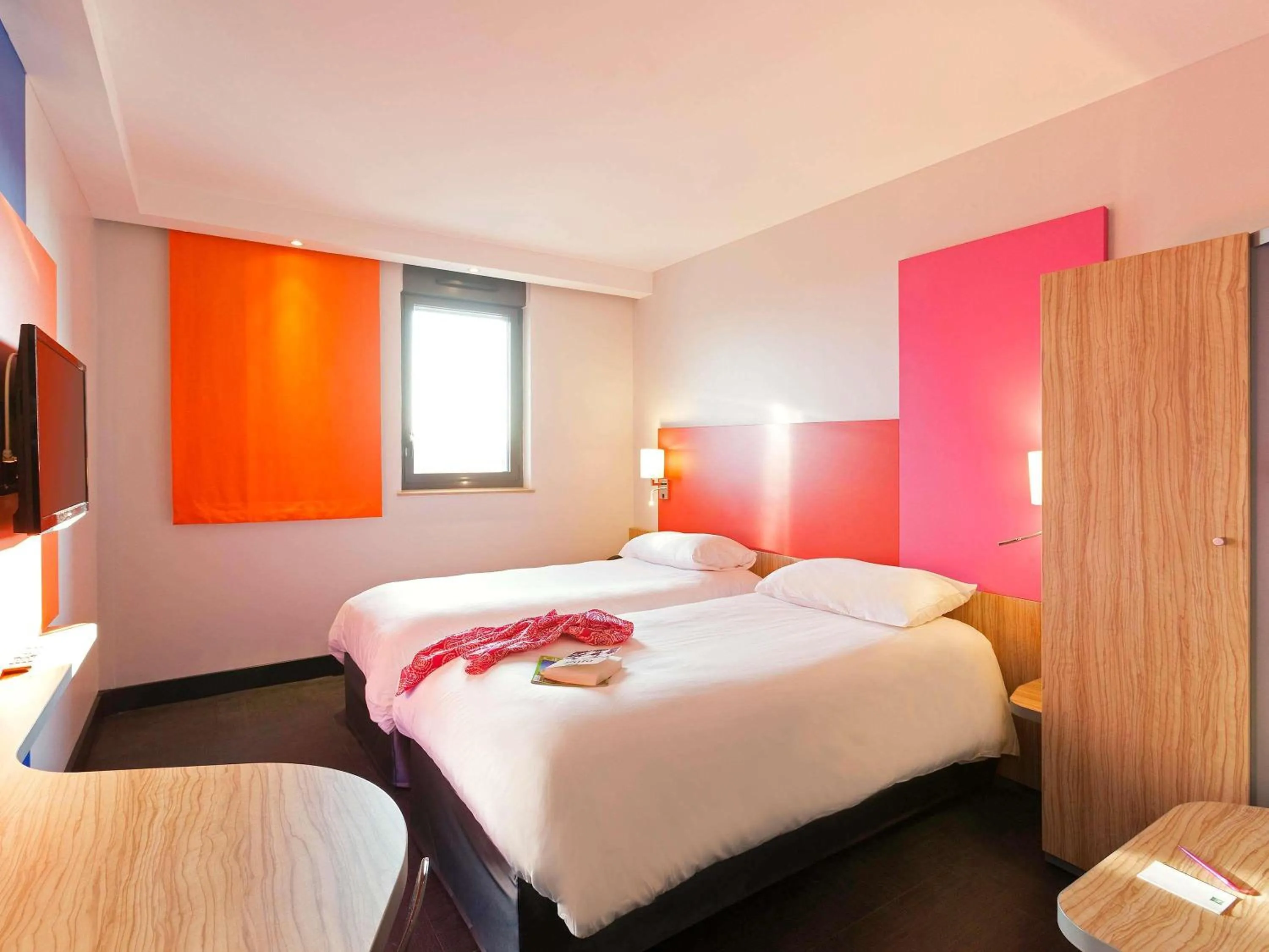 Bedroom, Bed in ibis Styles Romans-Valence Gare TGV