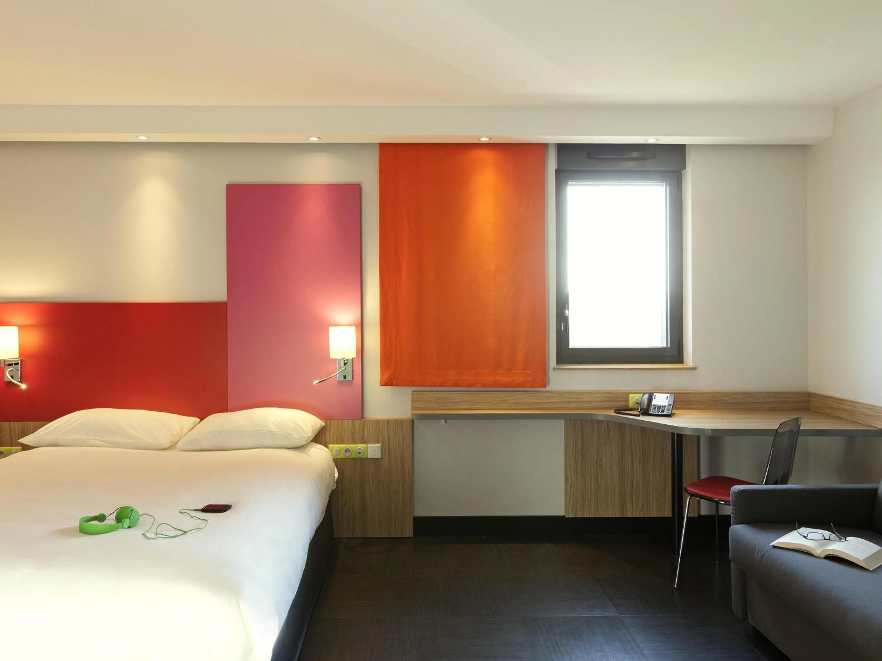 Bedroom, Bed in ibis Styles Romans-Valence Gare TGV