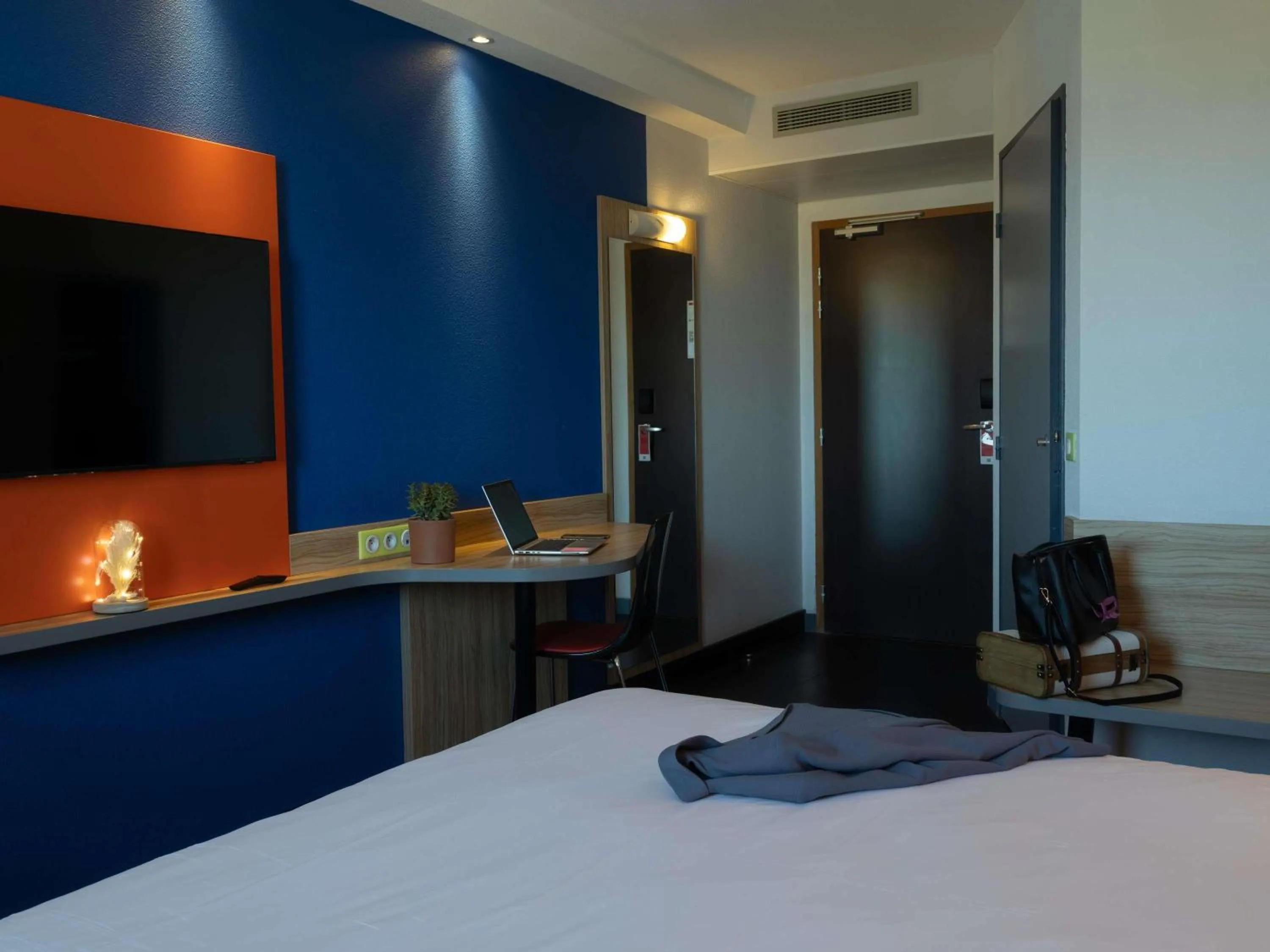 Bedroom, Bed in ibis Styles Romans-Valence Gare TGV