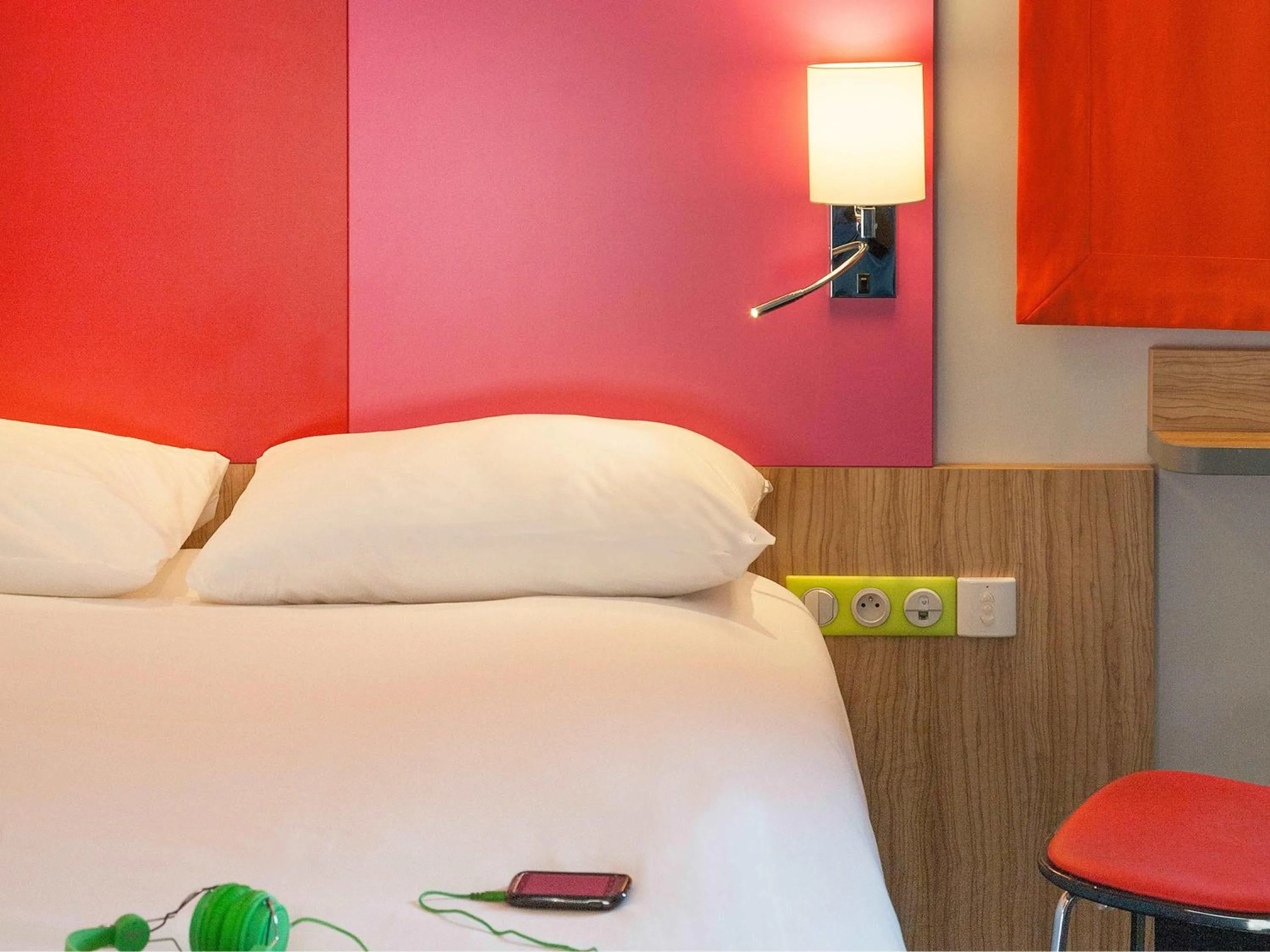 Bedroom, Bed in ibis Styles Romans-Valence Gare TGV
