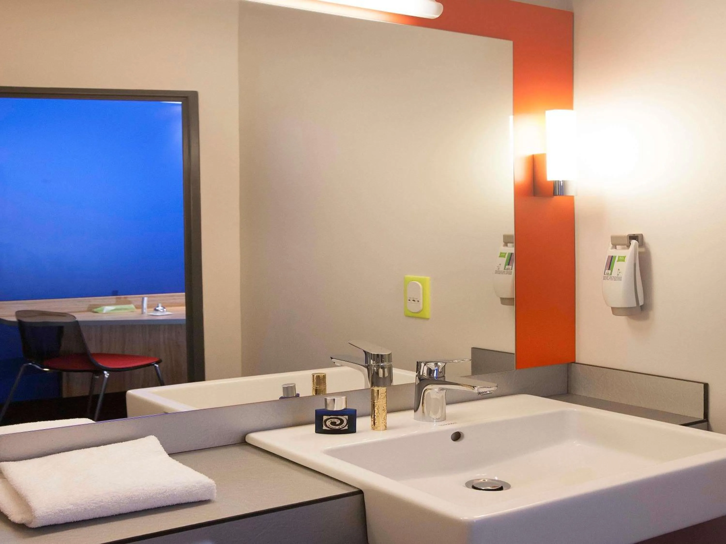 Bedroom in ibis Styles Romans-Valence Gare TGV