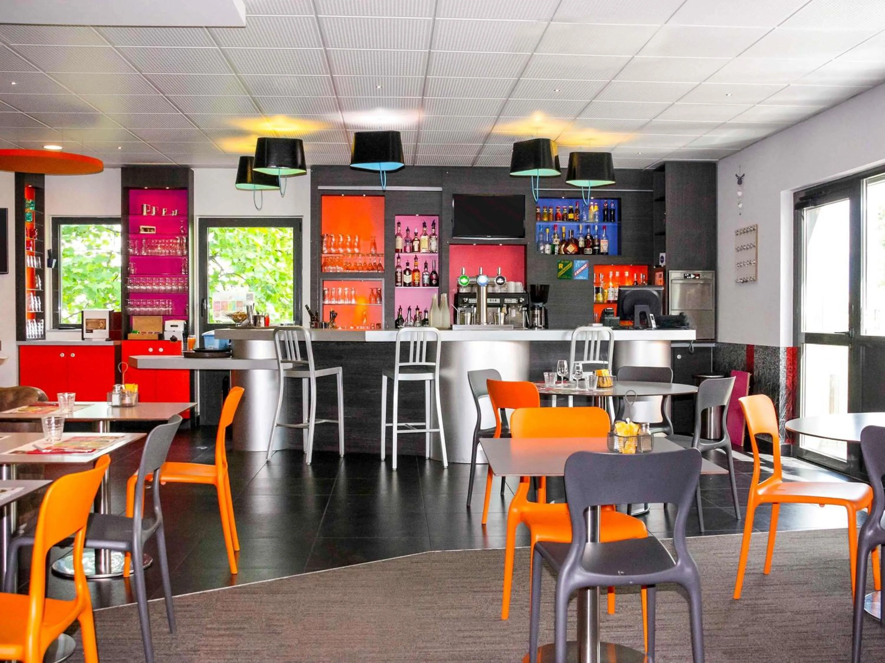 Lounge or bar in ibis Styles Romans-Valence Gare TGV