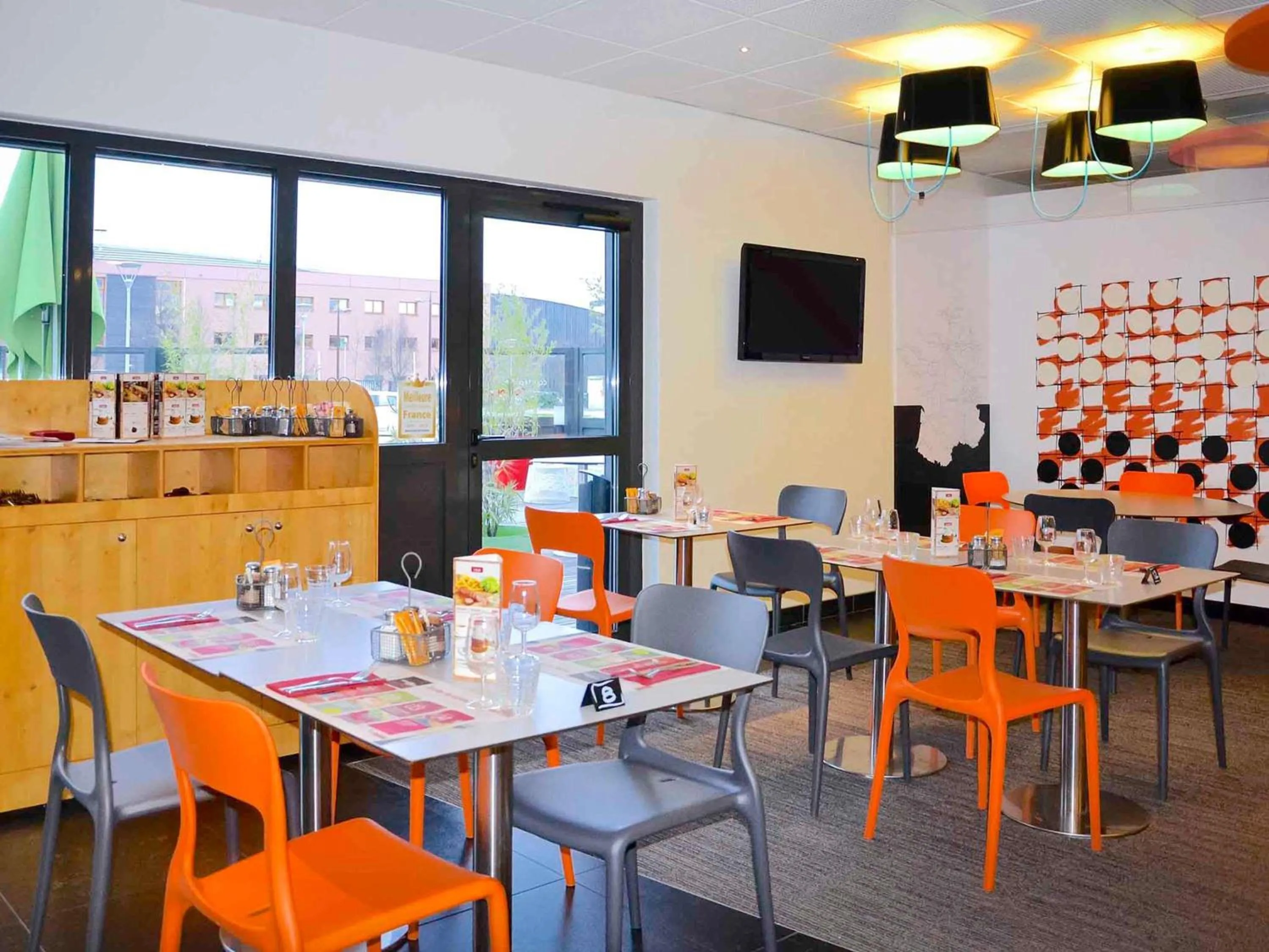 Restaurant/places to eat in ibis Styles Romans-Valence Gare TGV