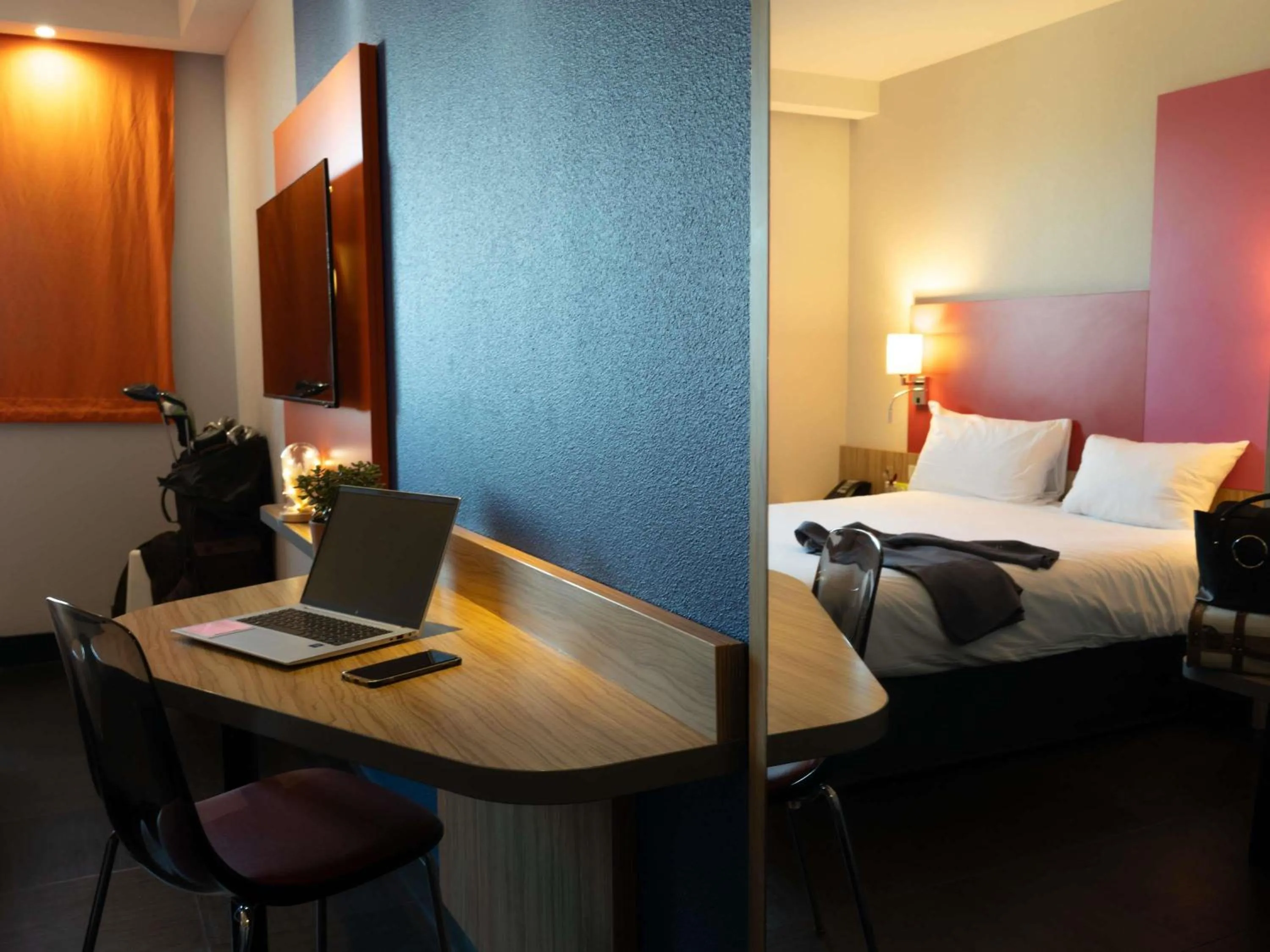 Bedroom, Bed in ibis Styles Romans-Valence Gare TGV