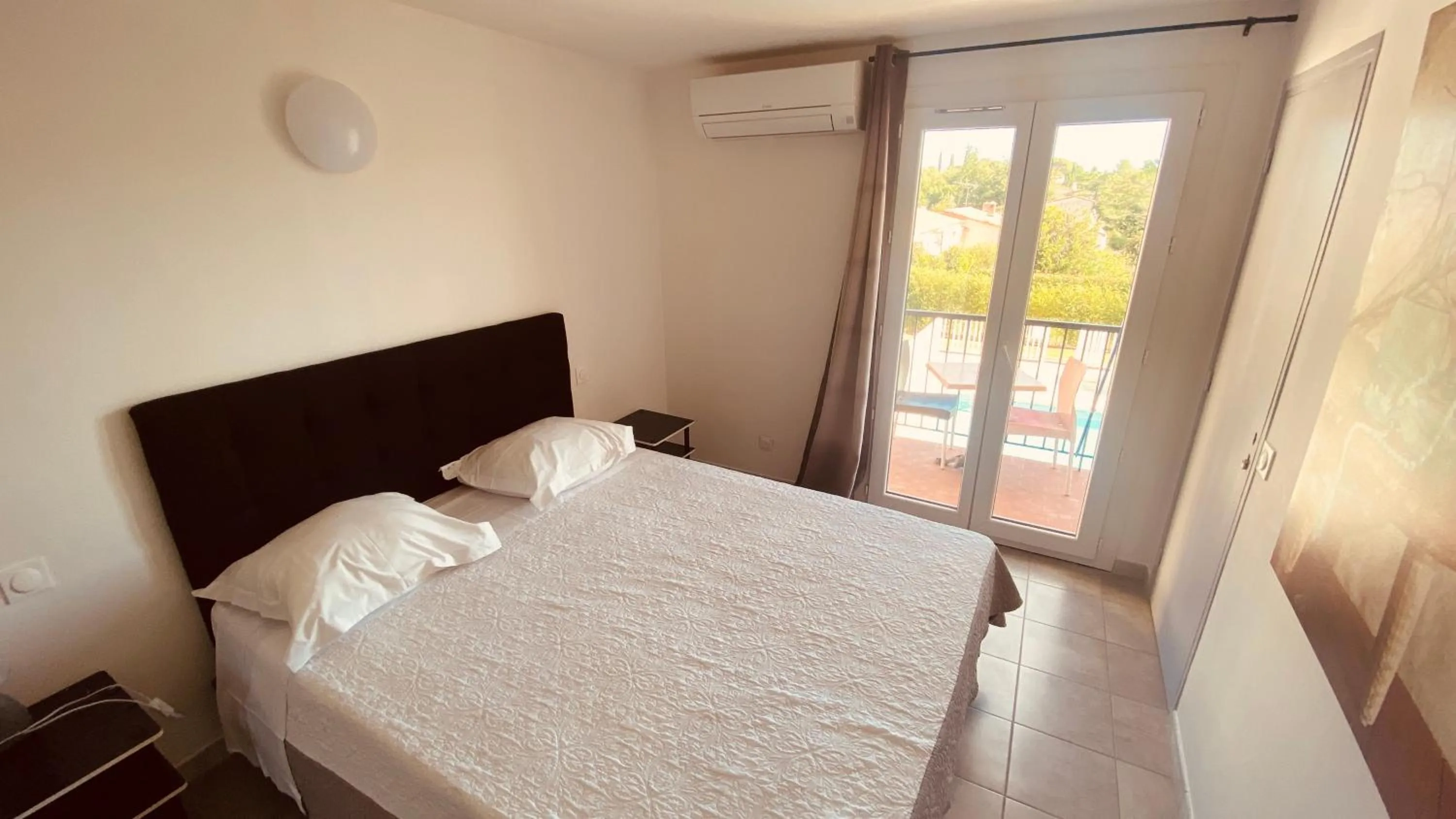 Bed in Hôtel de la Poste Piscine