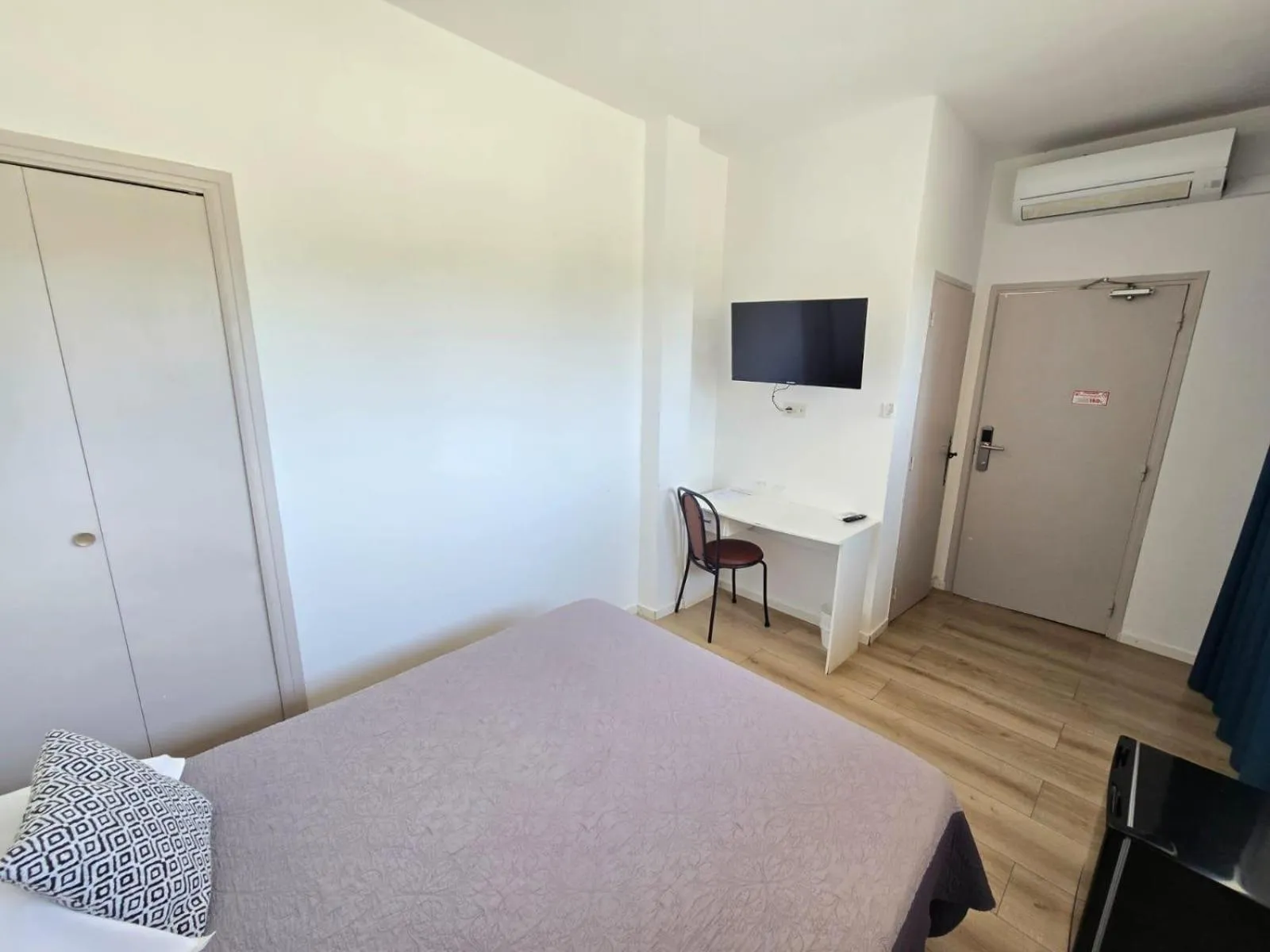 Bed in Hôtel de la Poste Piscine