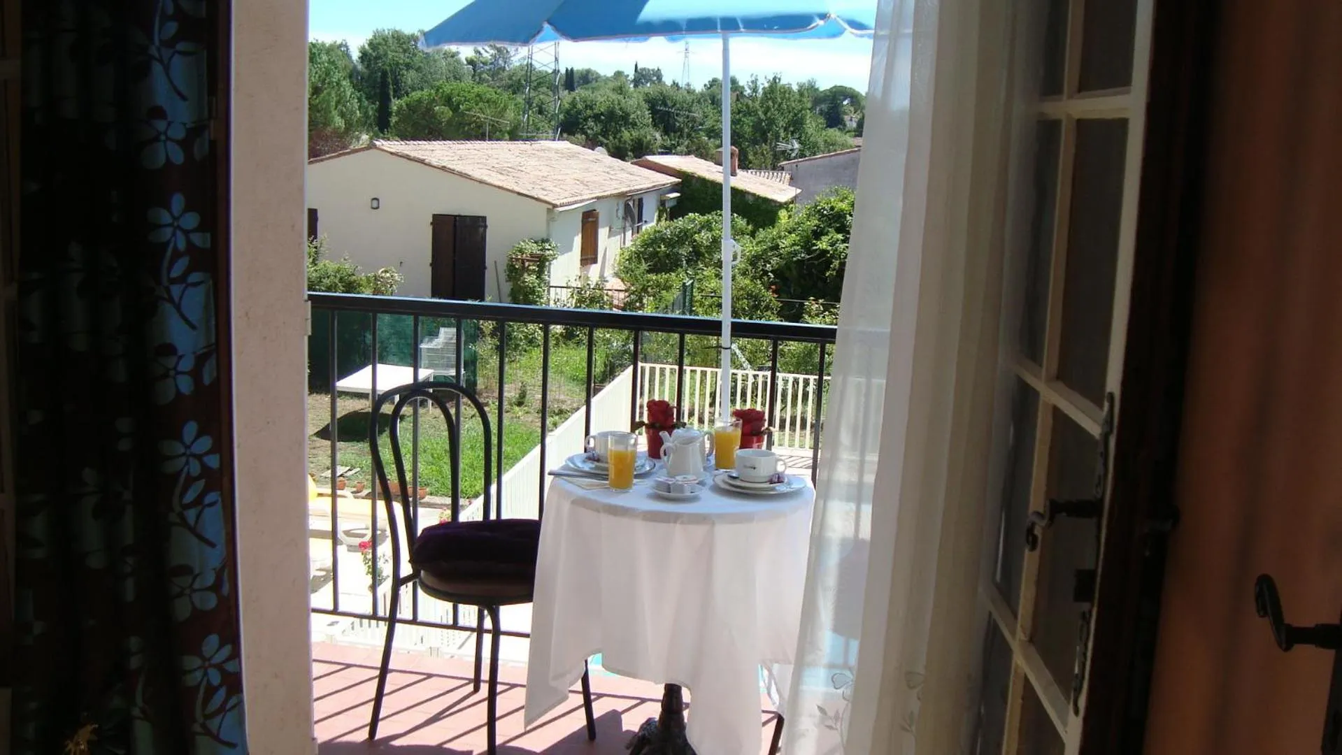 Day in Hôtel de la Poste Piscine