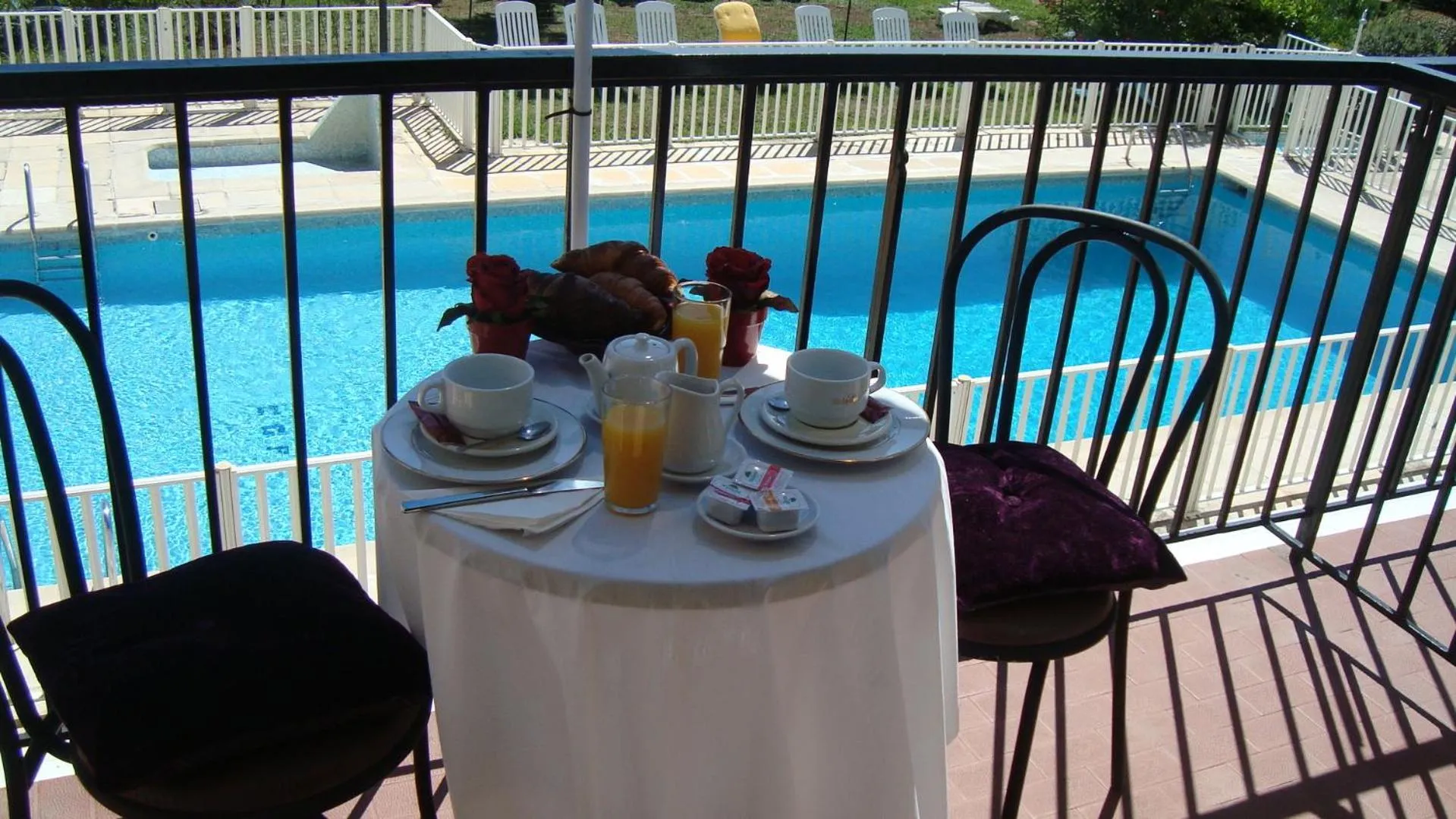 Day in Hôtel de la Poste Piscine