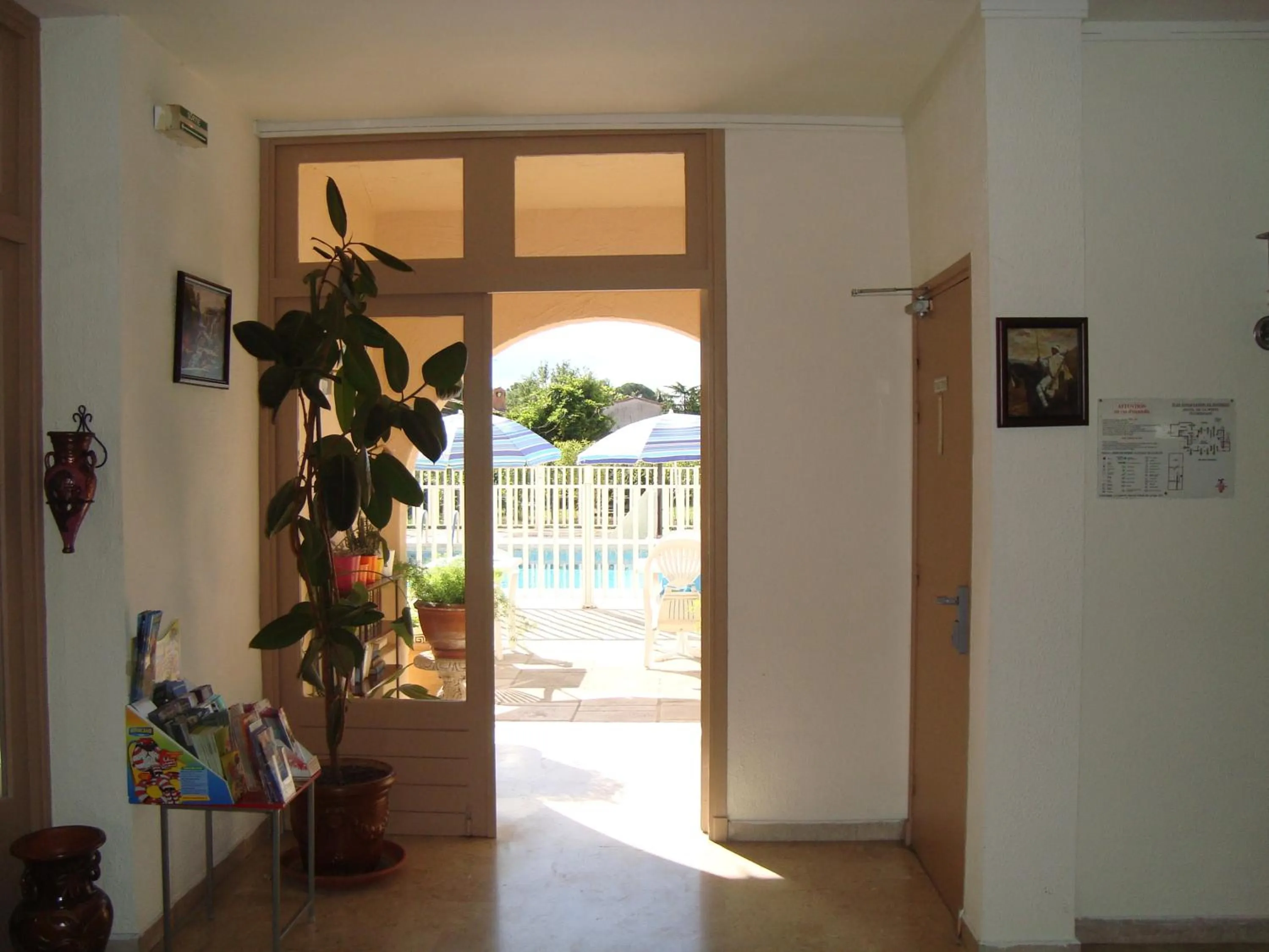 Facade/entrance in Hôtel de la Poste Piscine