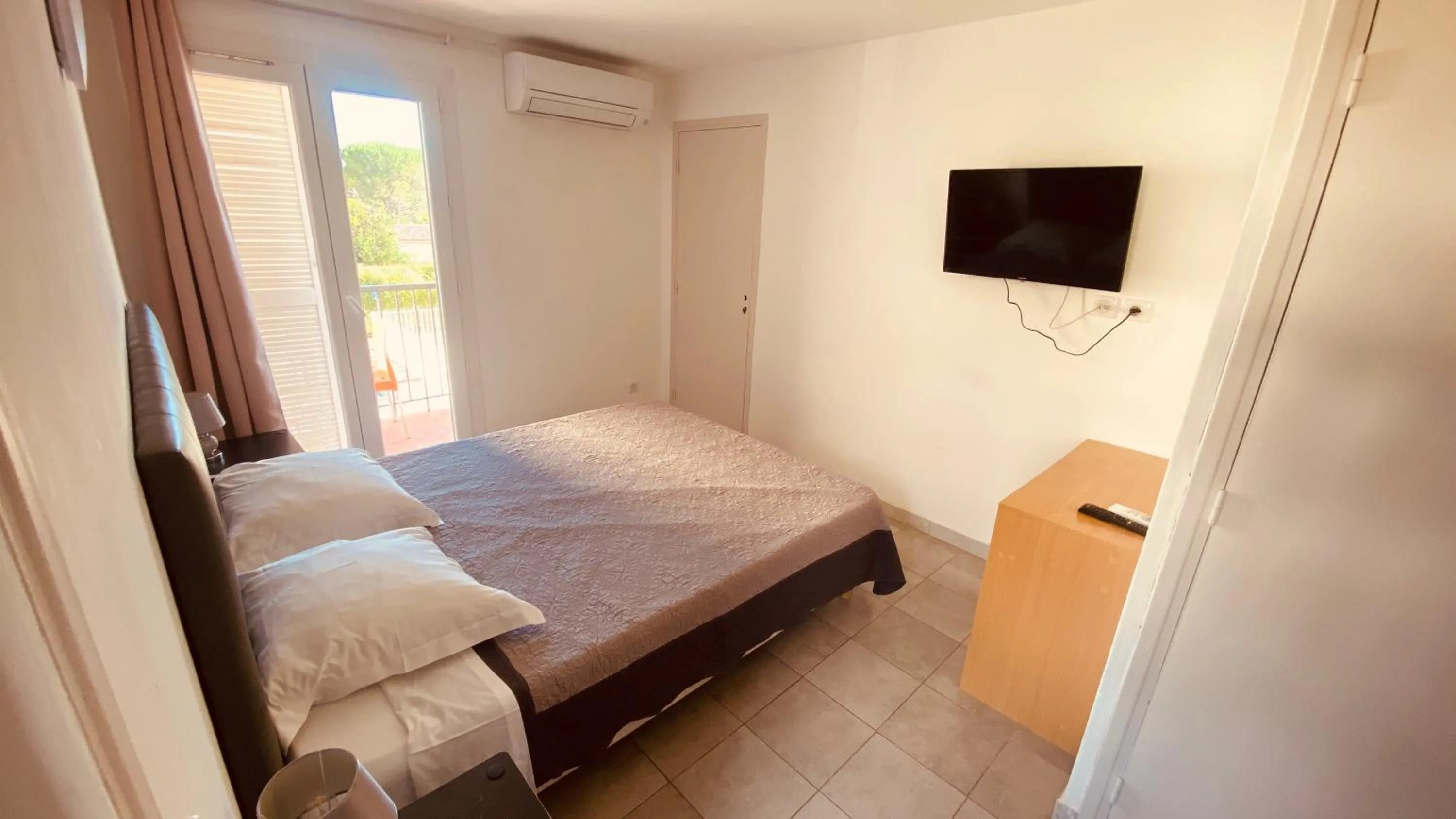 Bed in Hôtel de la Poste Piscine