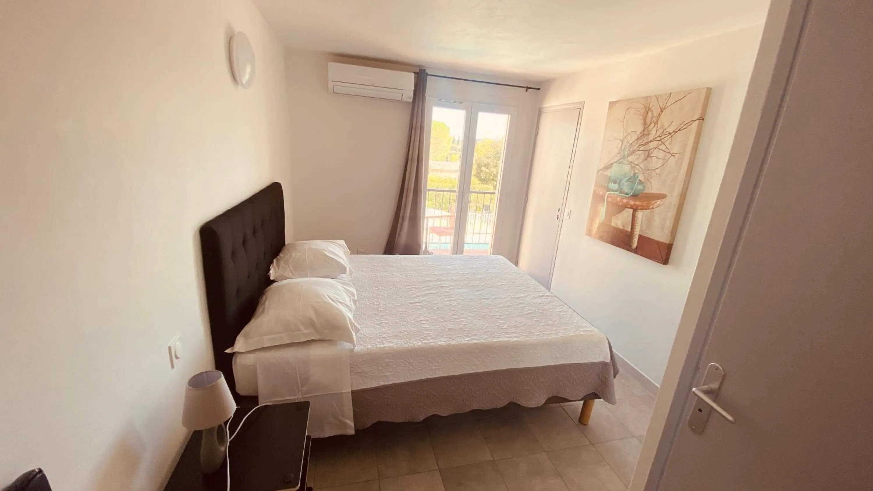 Bed in Hôtel de la Poste Piscine