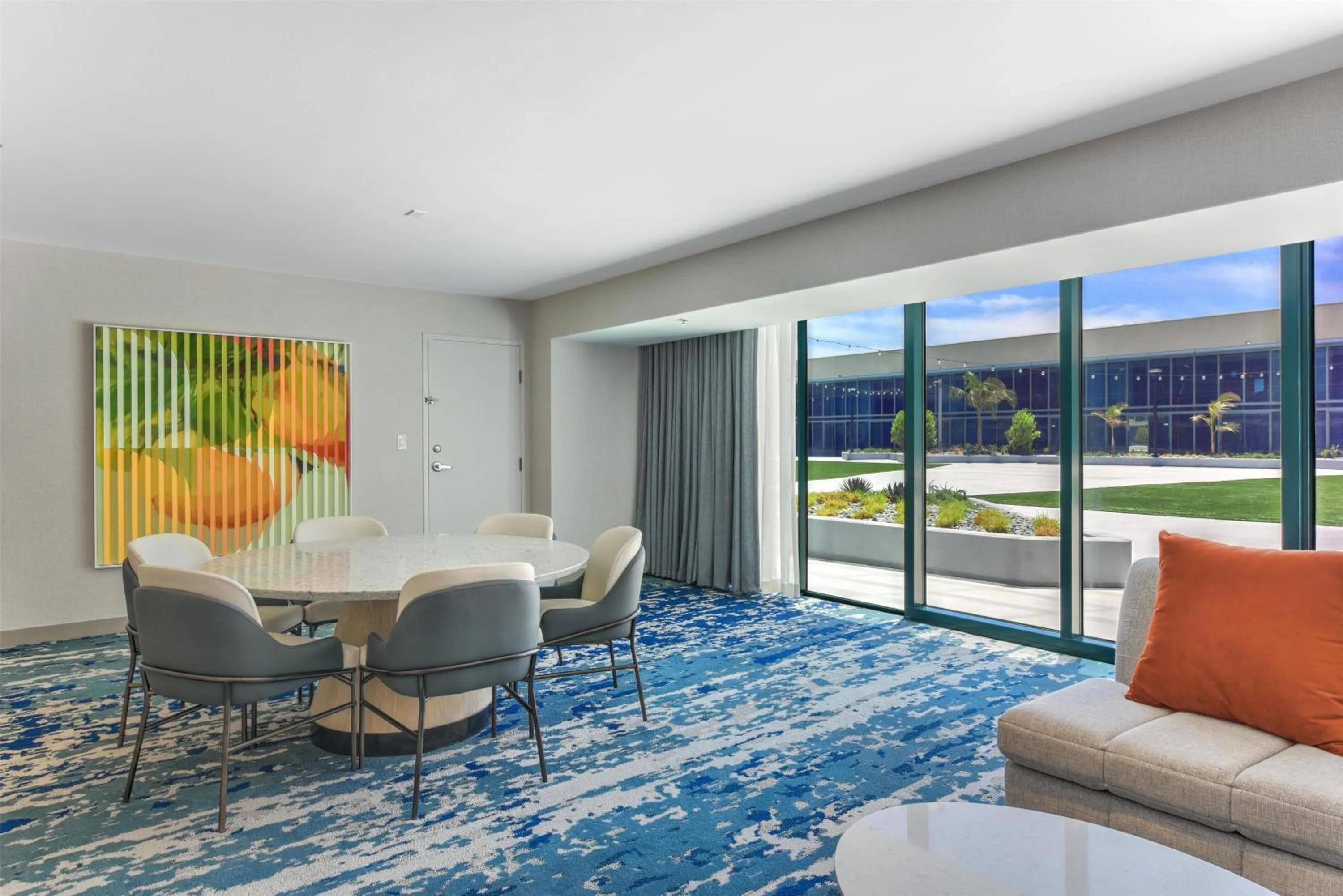 Living room in Hilton Anaheim