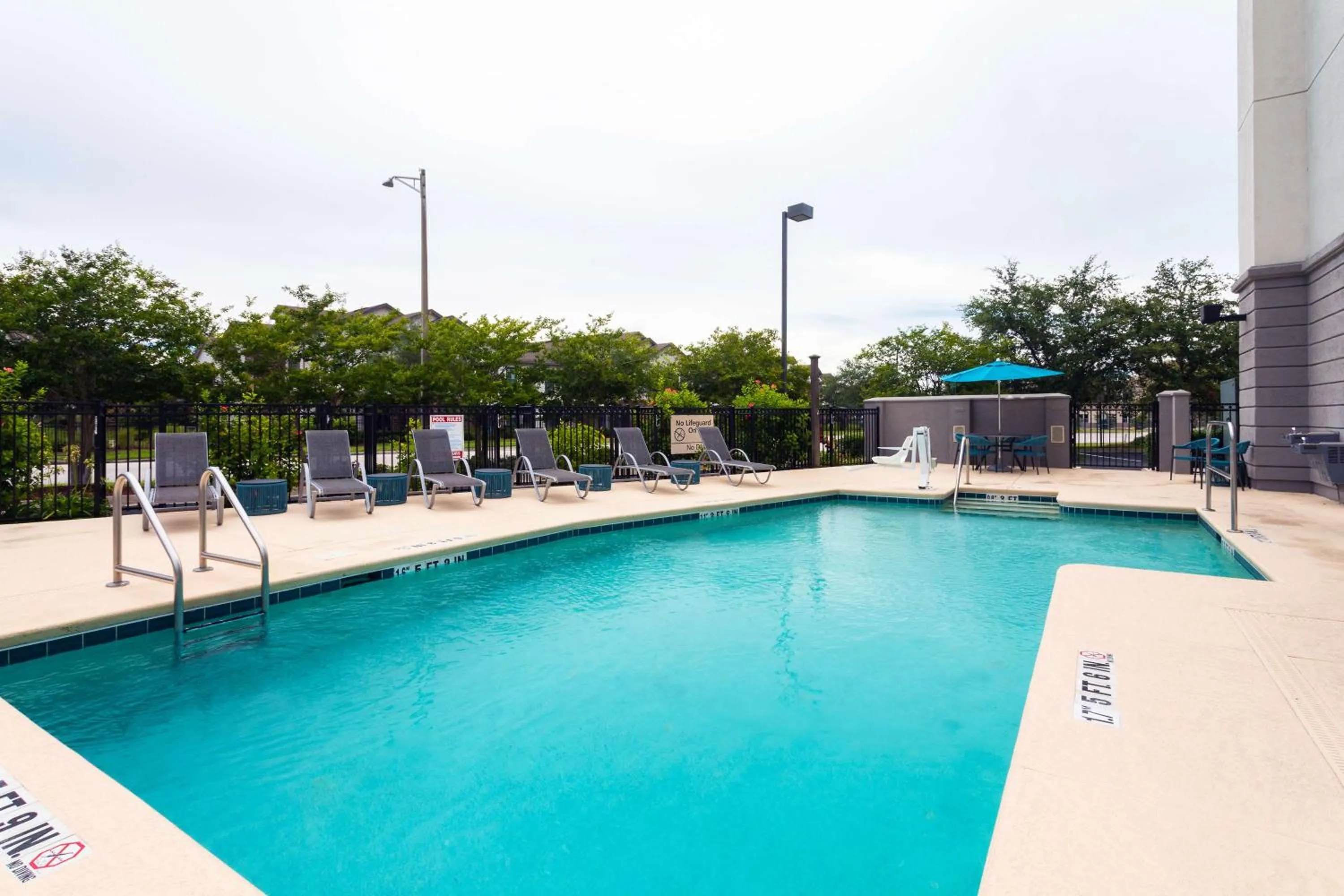 Pool view in Hampton Inn Jacksonville-I-295 East/Baymeadows