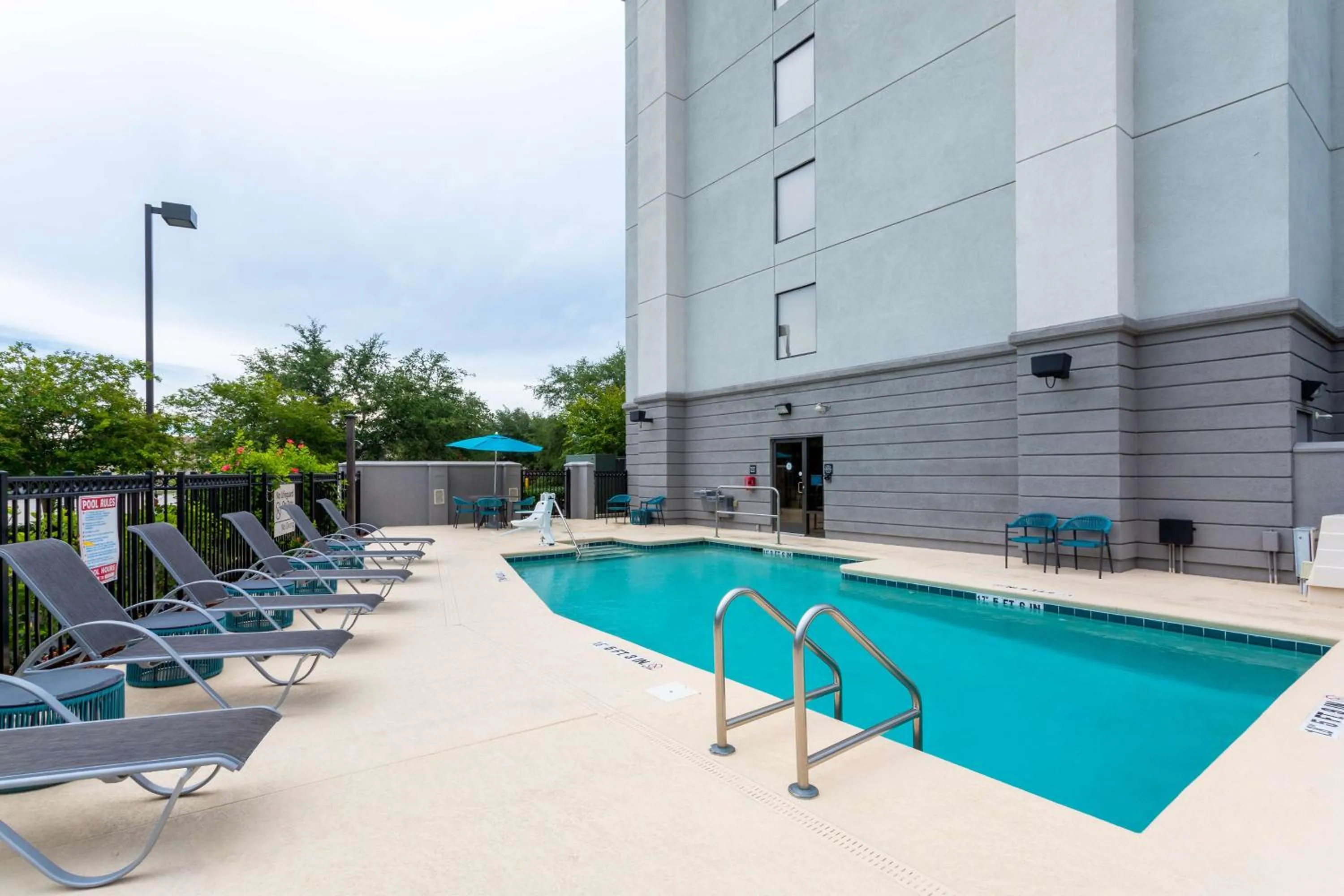 Pool view in Hampton Inn Jacksonville-I-295 East/Baymeadows