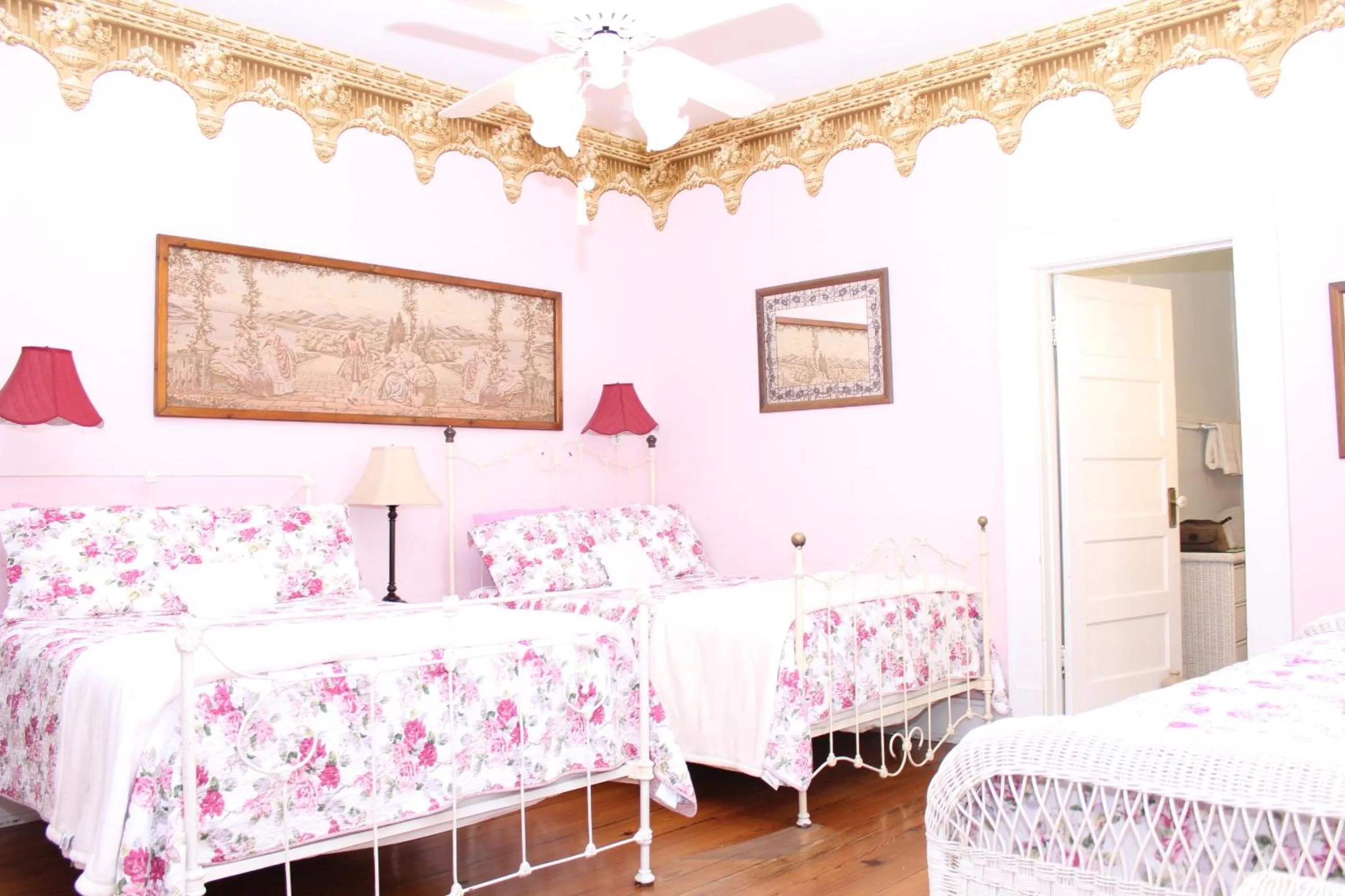 Bed in Herlong Mansion Bed & Breakfast