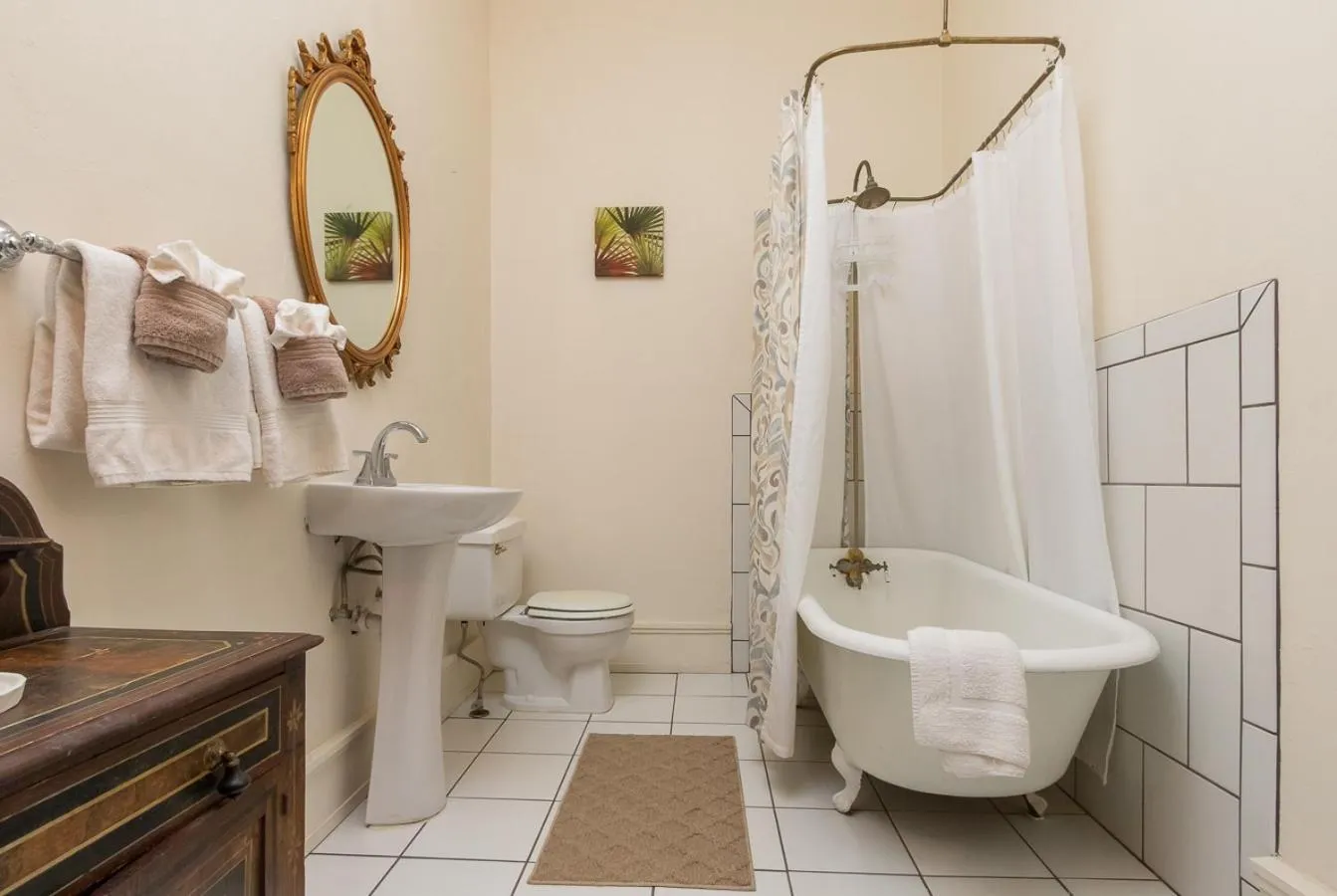 Bathroom in Herlong Mansion Bed & Breakfast