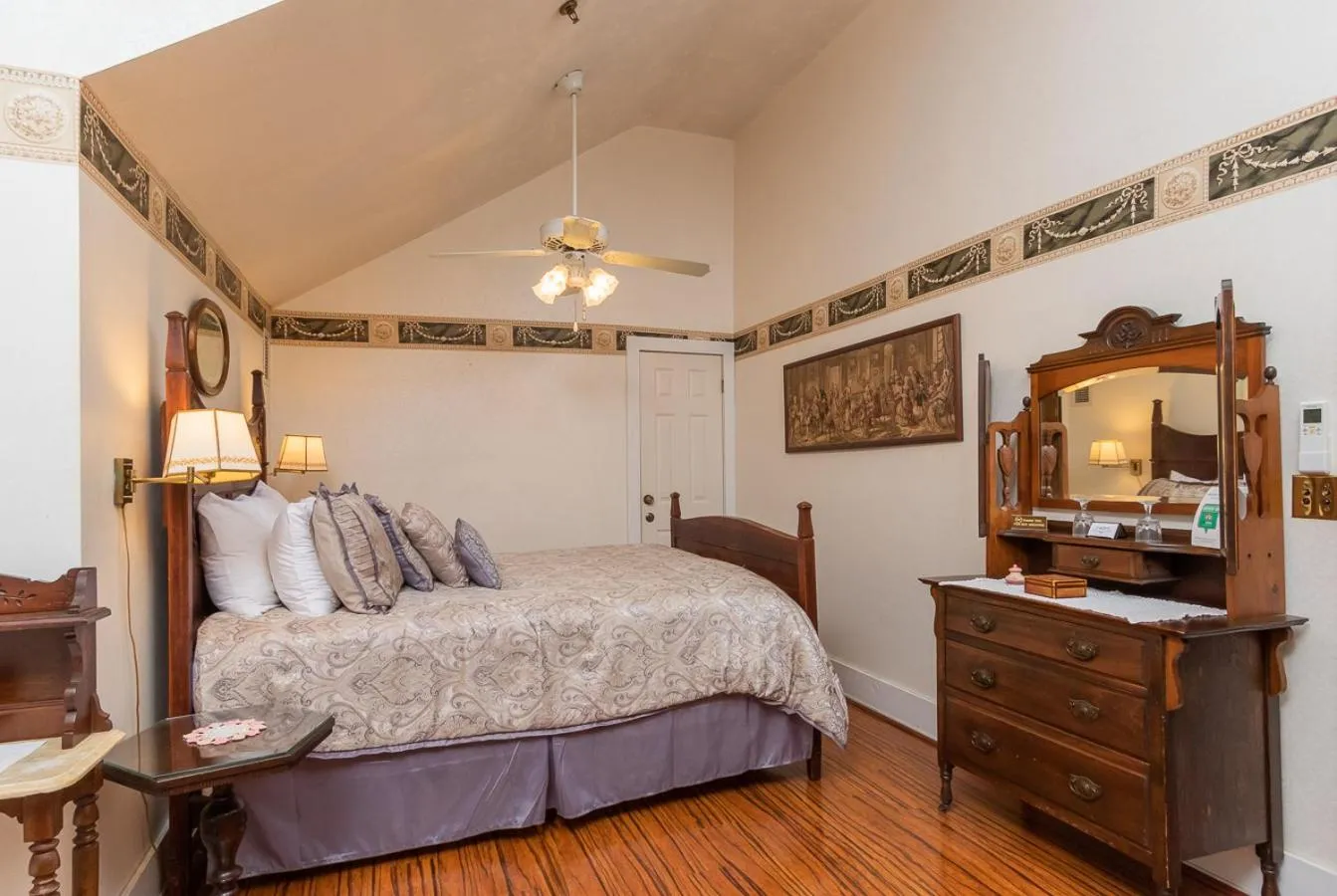 Bedroom, Bed in Herlong Mansion Bed & Breakfast