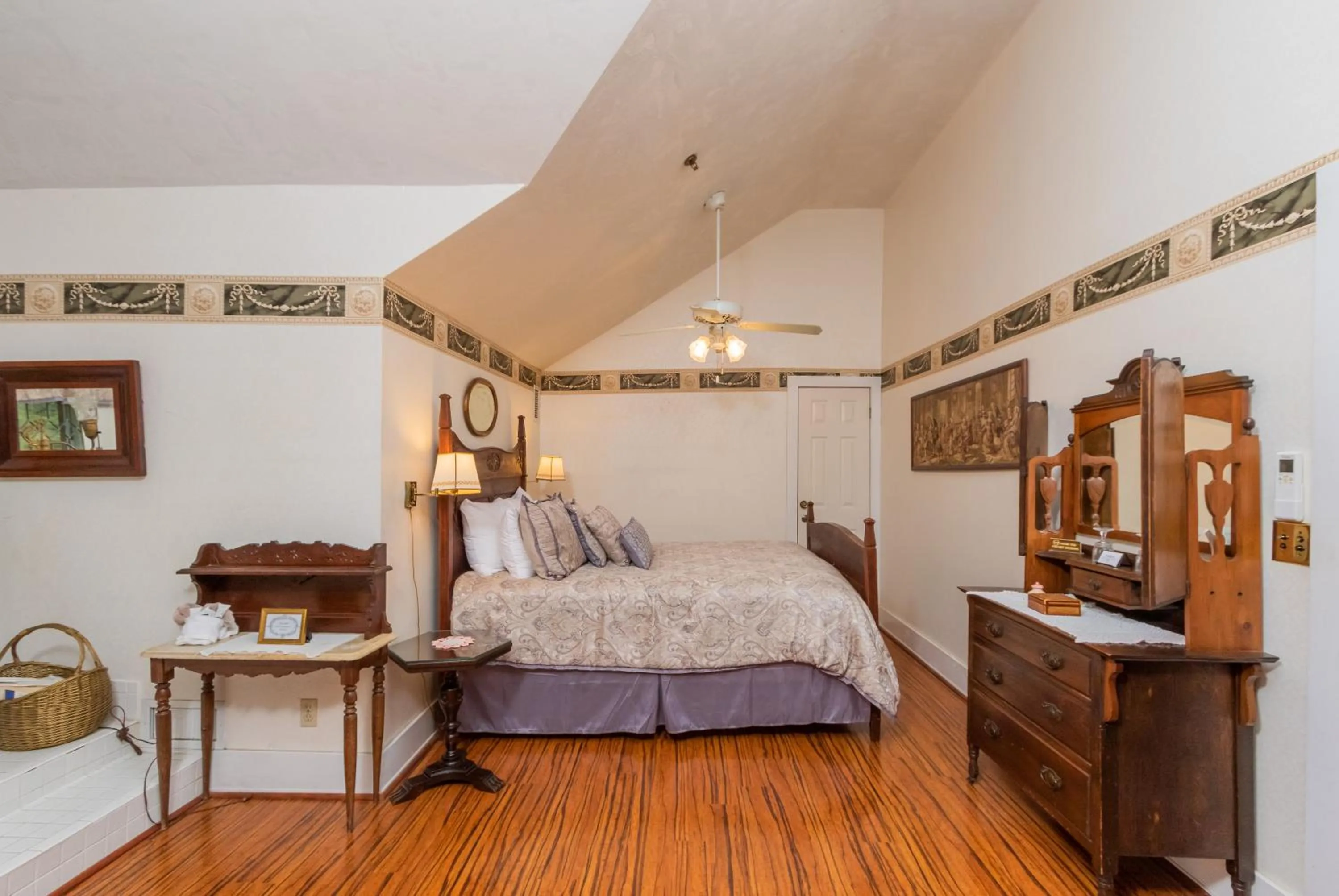 Bed in Herlong Mansion Bed & Breakfast