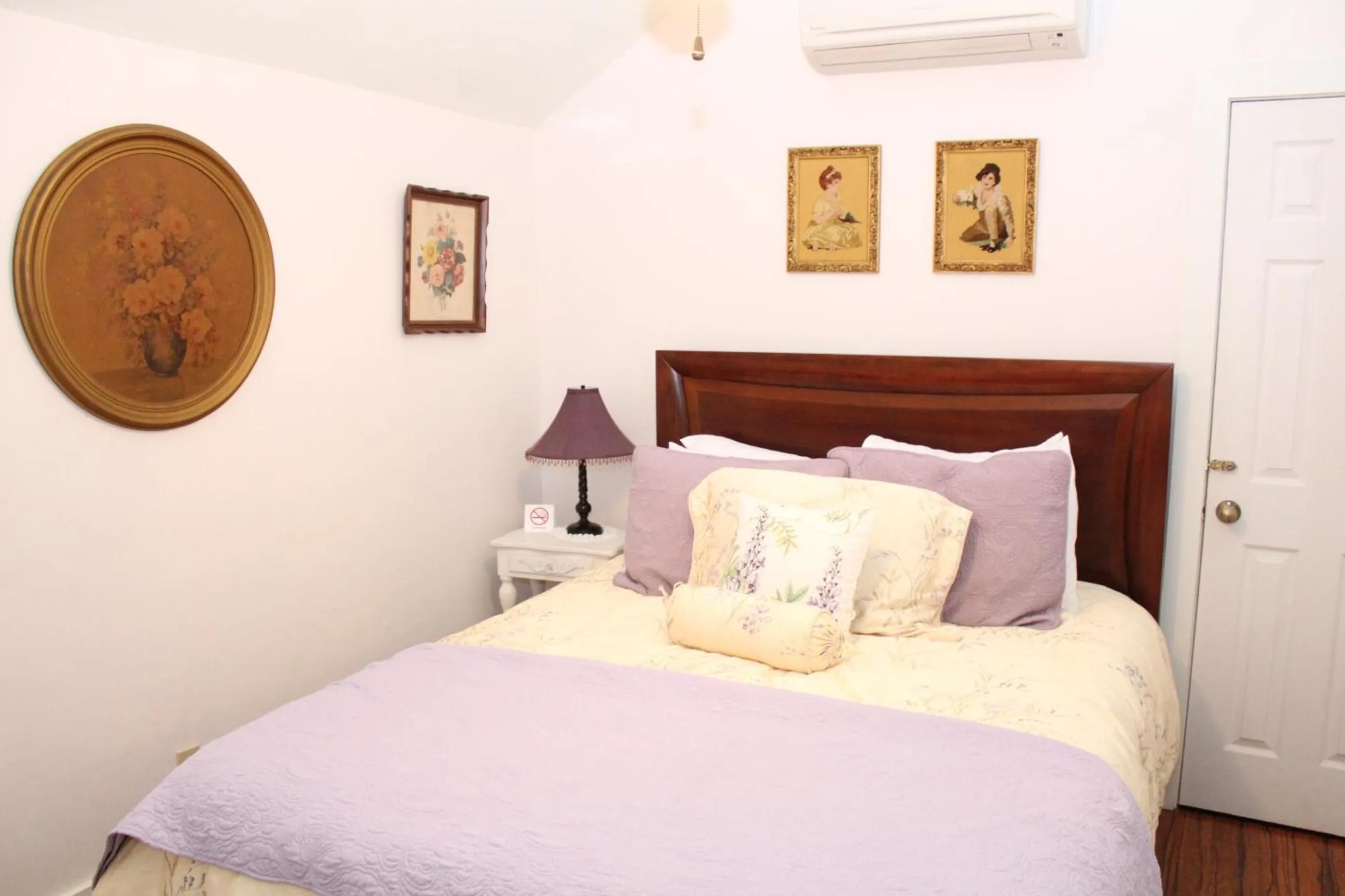 Bed in Herlong Mansion Bed & Breakfast