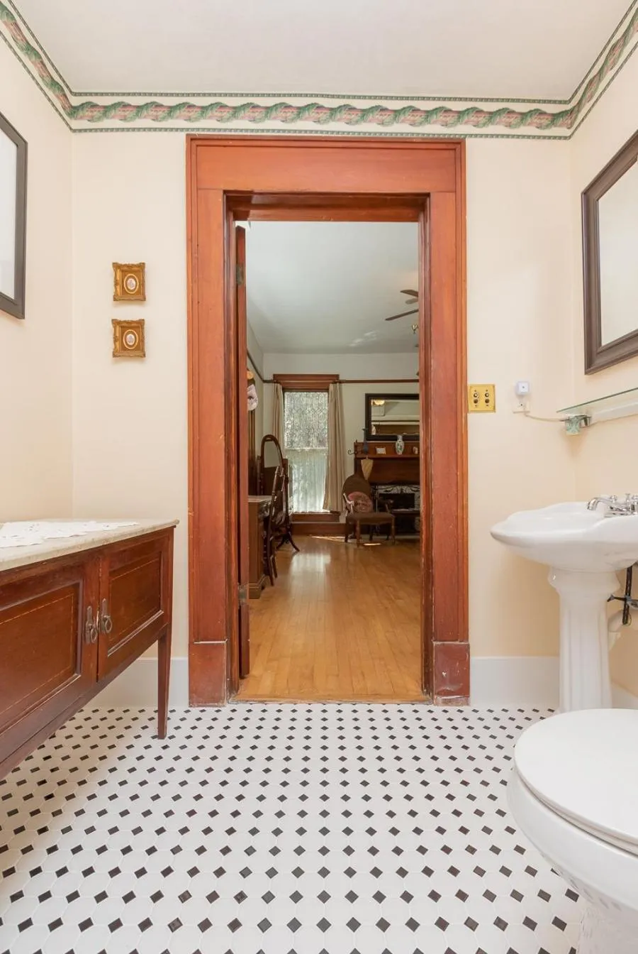 Bathroom in Herlong Mansion Bed & Breakfast