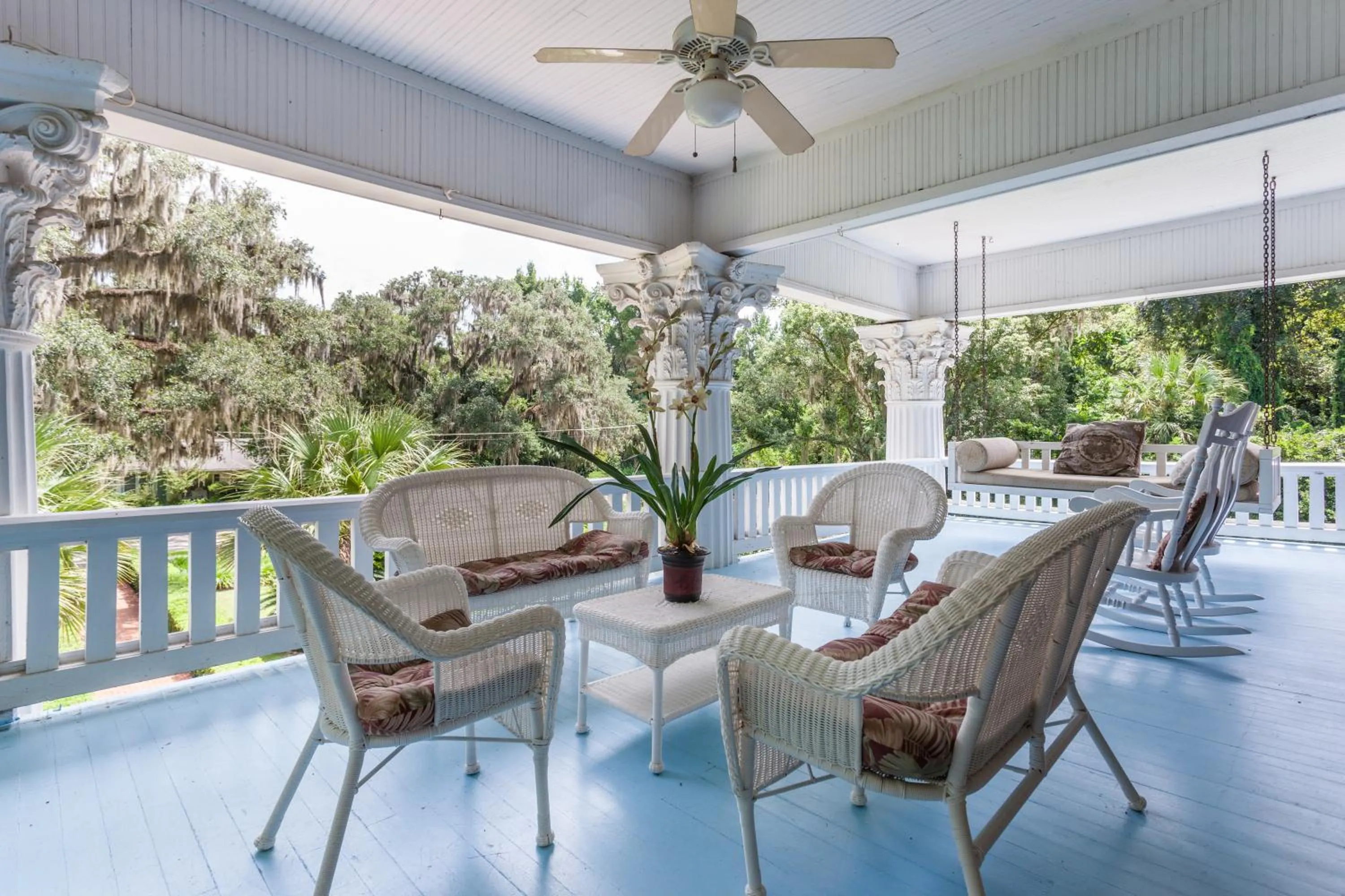 Property building in Herlong Mansion Bed & Breakfast