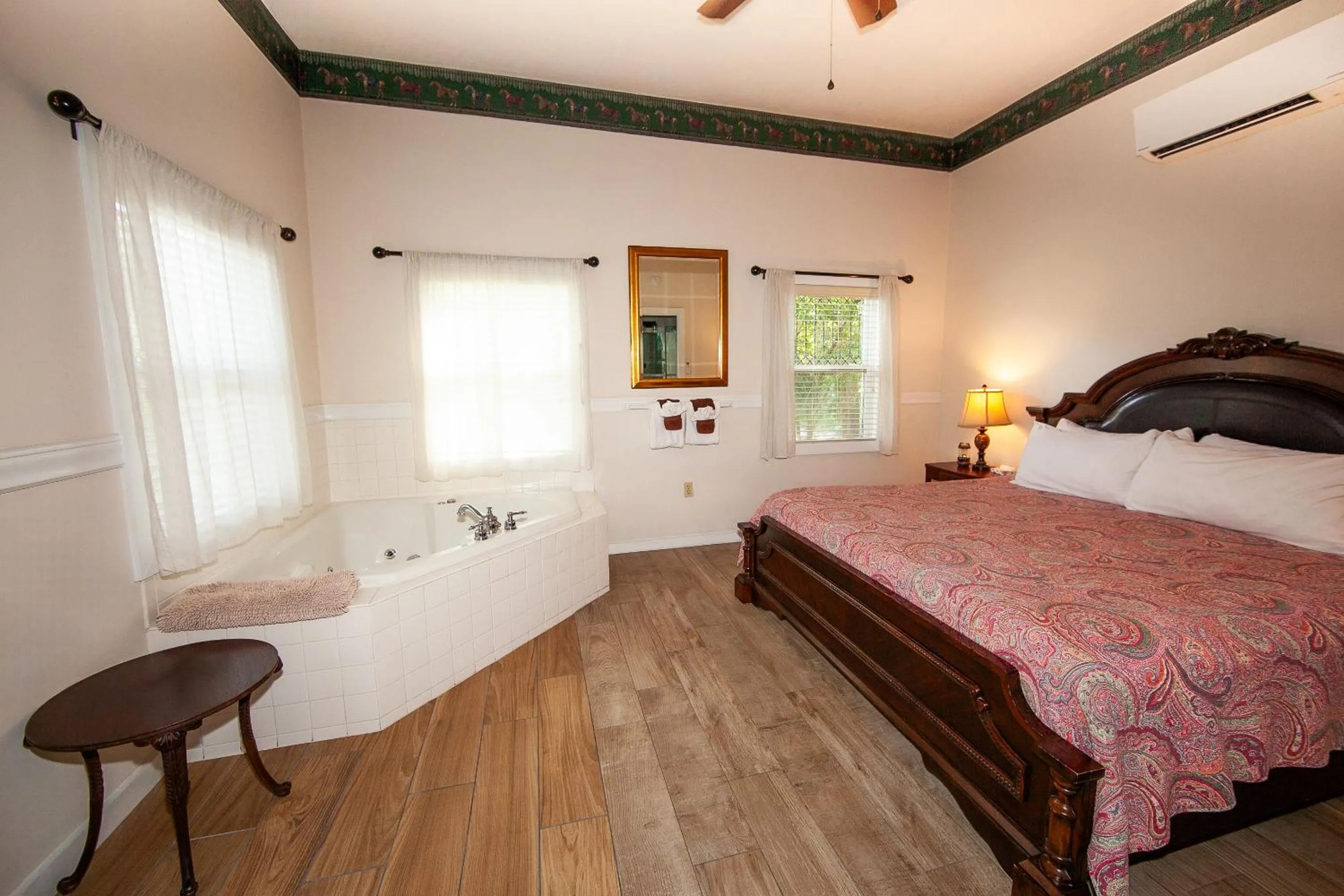 Bed in Herlong Mansion Bed & Breakfast