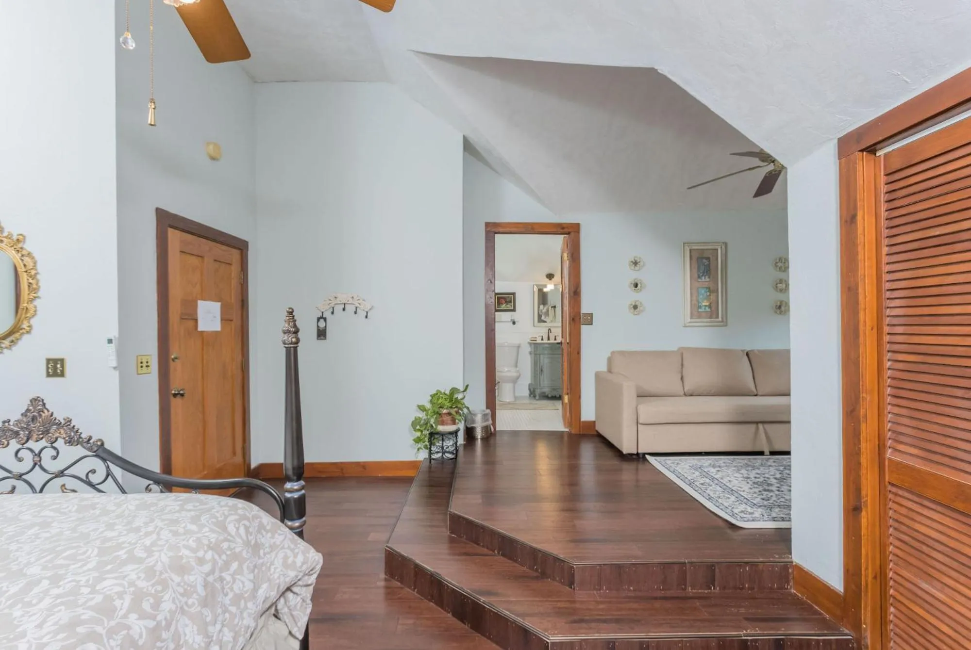 Bed in Herlong Mansion Bed & Breakfast