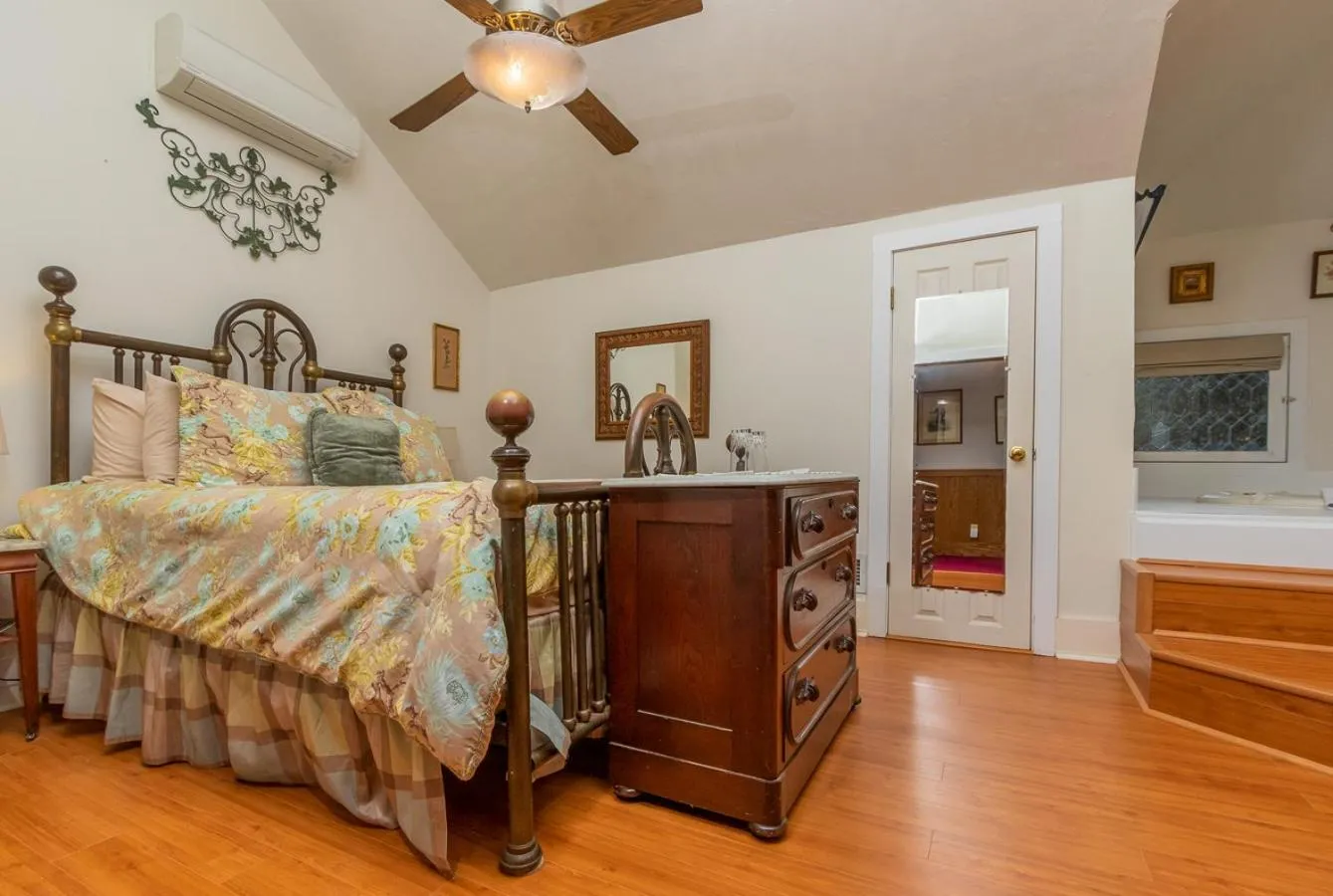 Bed in Herlong Mansion Bed & Breakfast