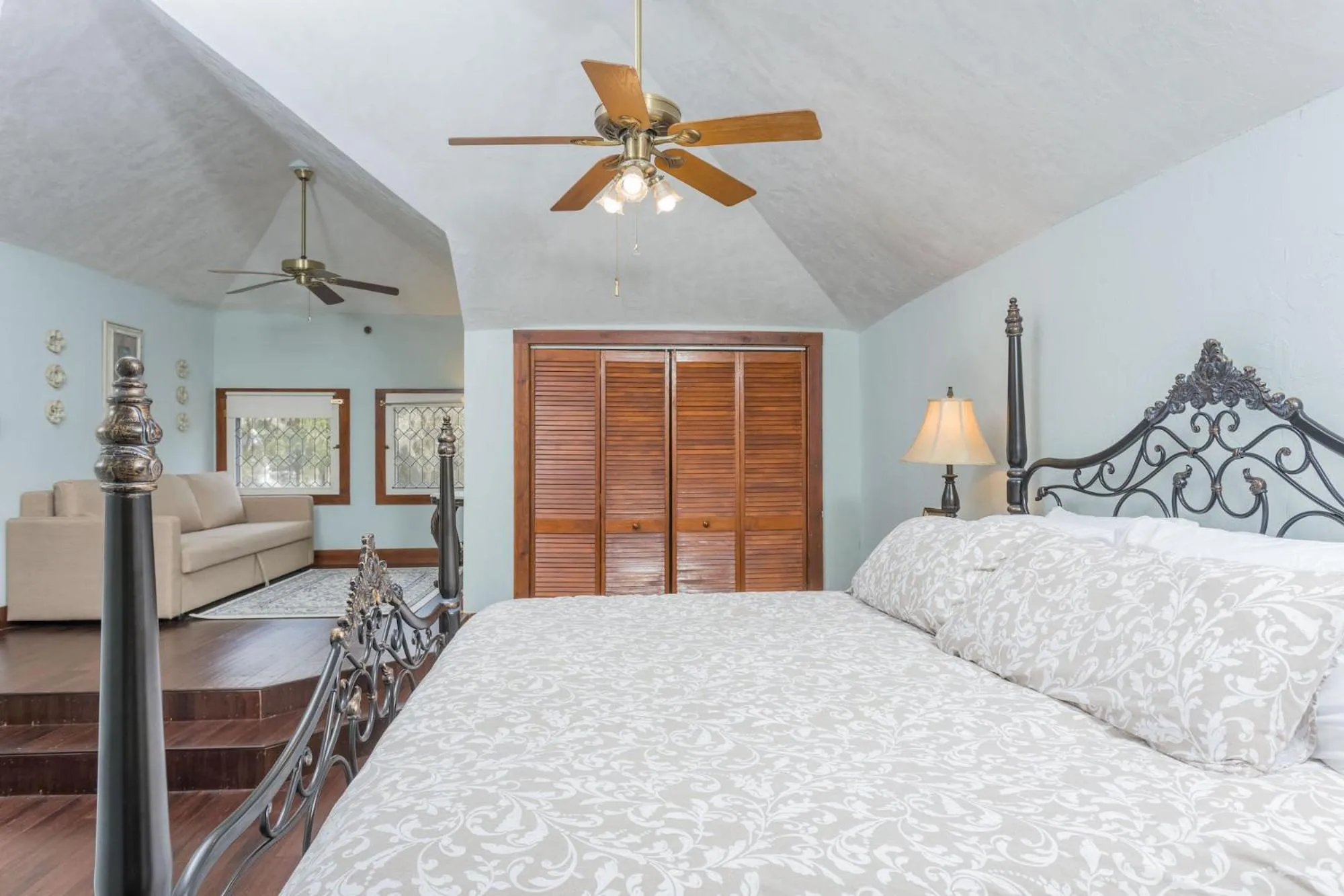 Bed in Herlong Mansion Bed & Breakfast