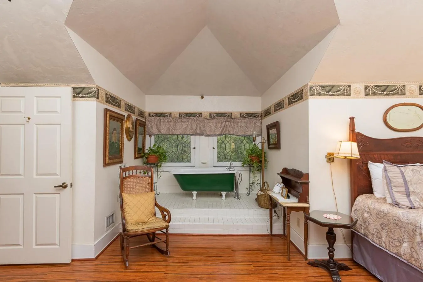 Bed in Herlong Mansion Bed & Breakfast