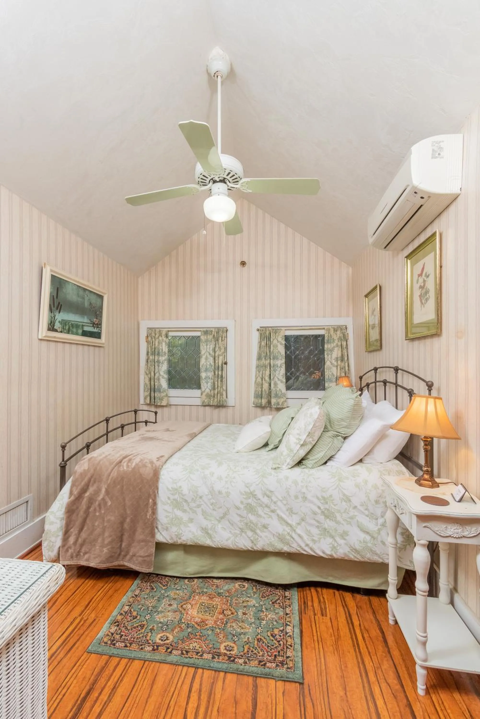 Bed in Herlong Mansion Bed & Breakfast