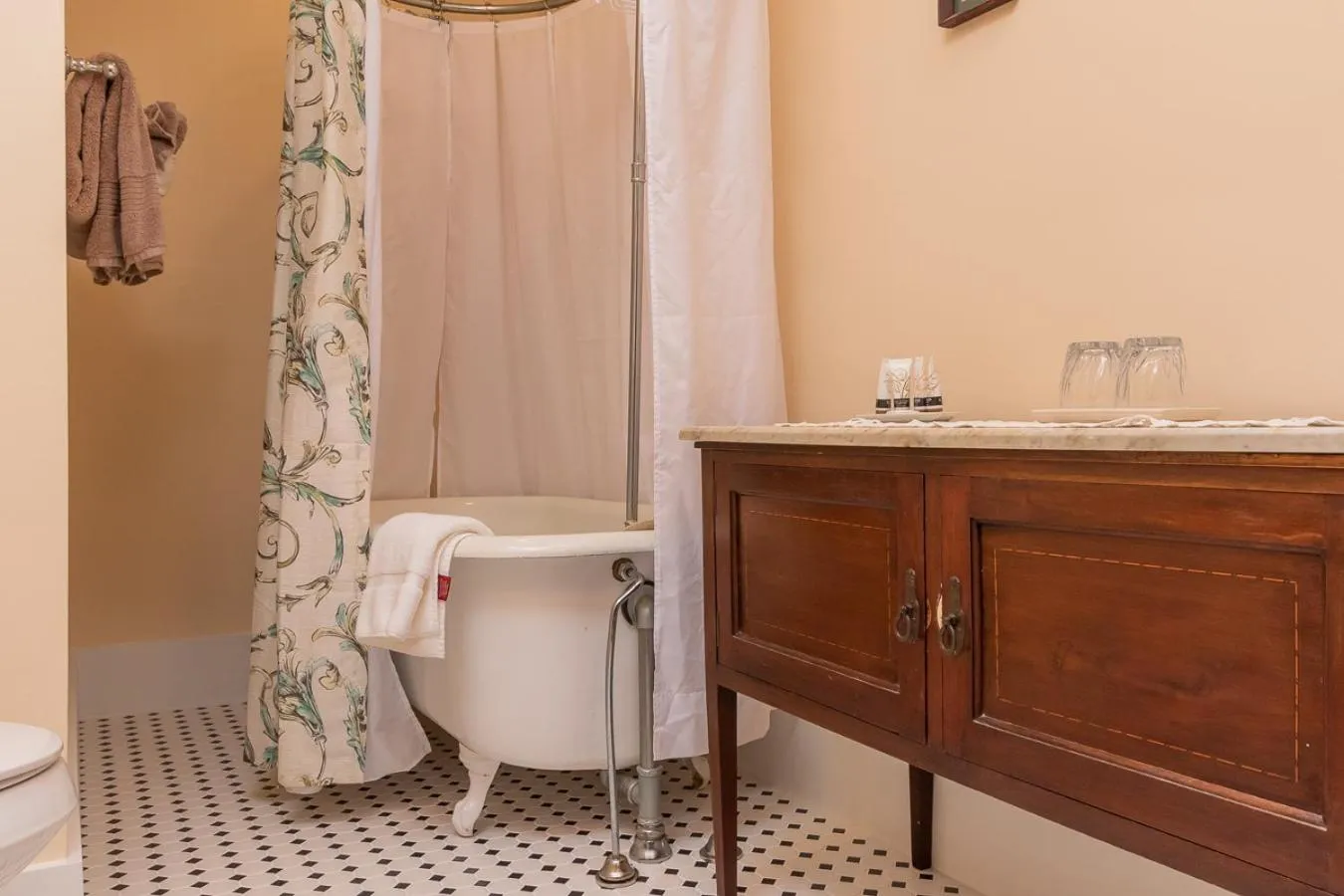 Bathroom in Herlong Mansion Bed & Breakfast