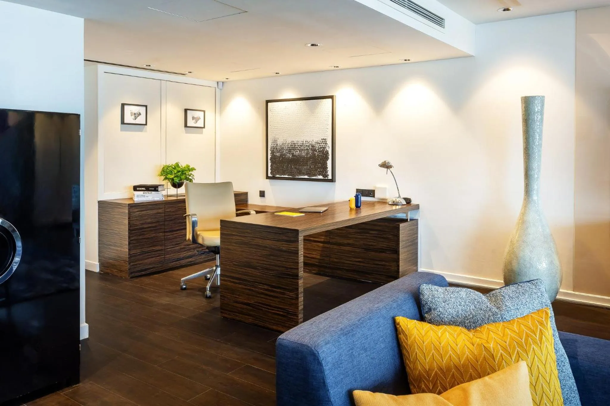 Photo of the whole room in voco Orchard Singapore by IHG