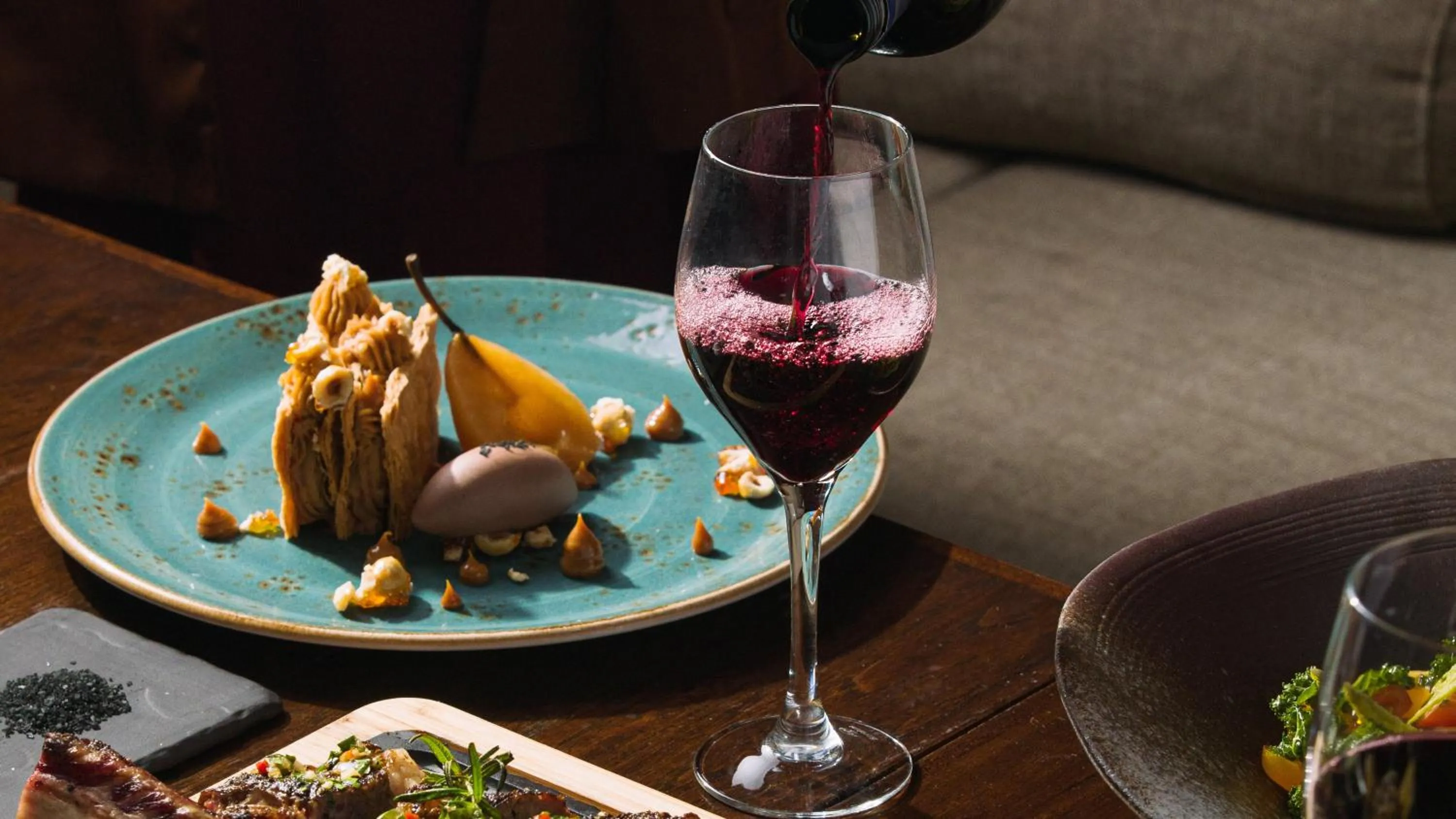 Photo of the whole room in voco Orchard Singapore by IHG