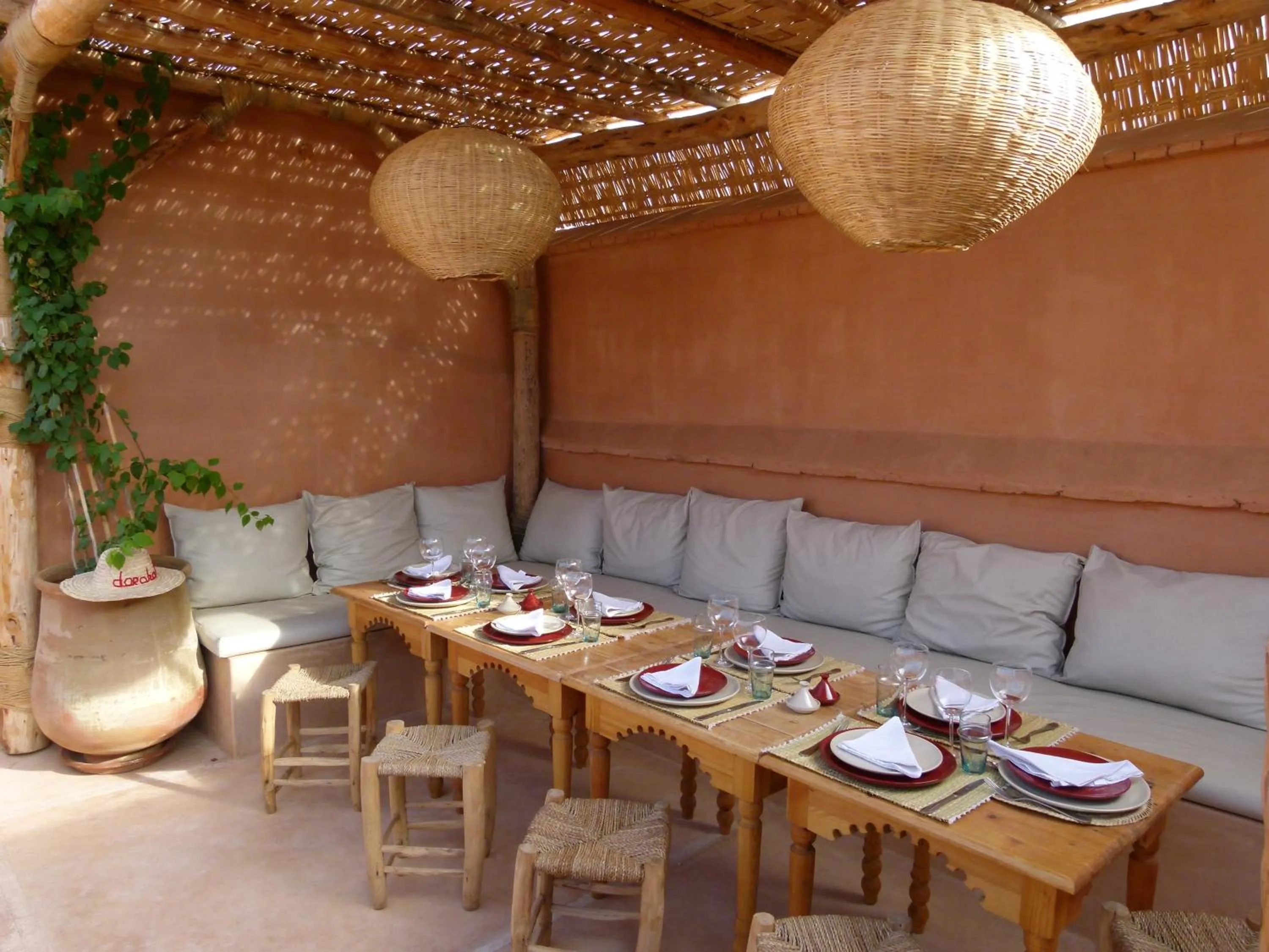 Restaurant/places to eat in Dar Akal