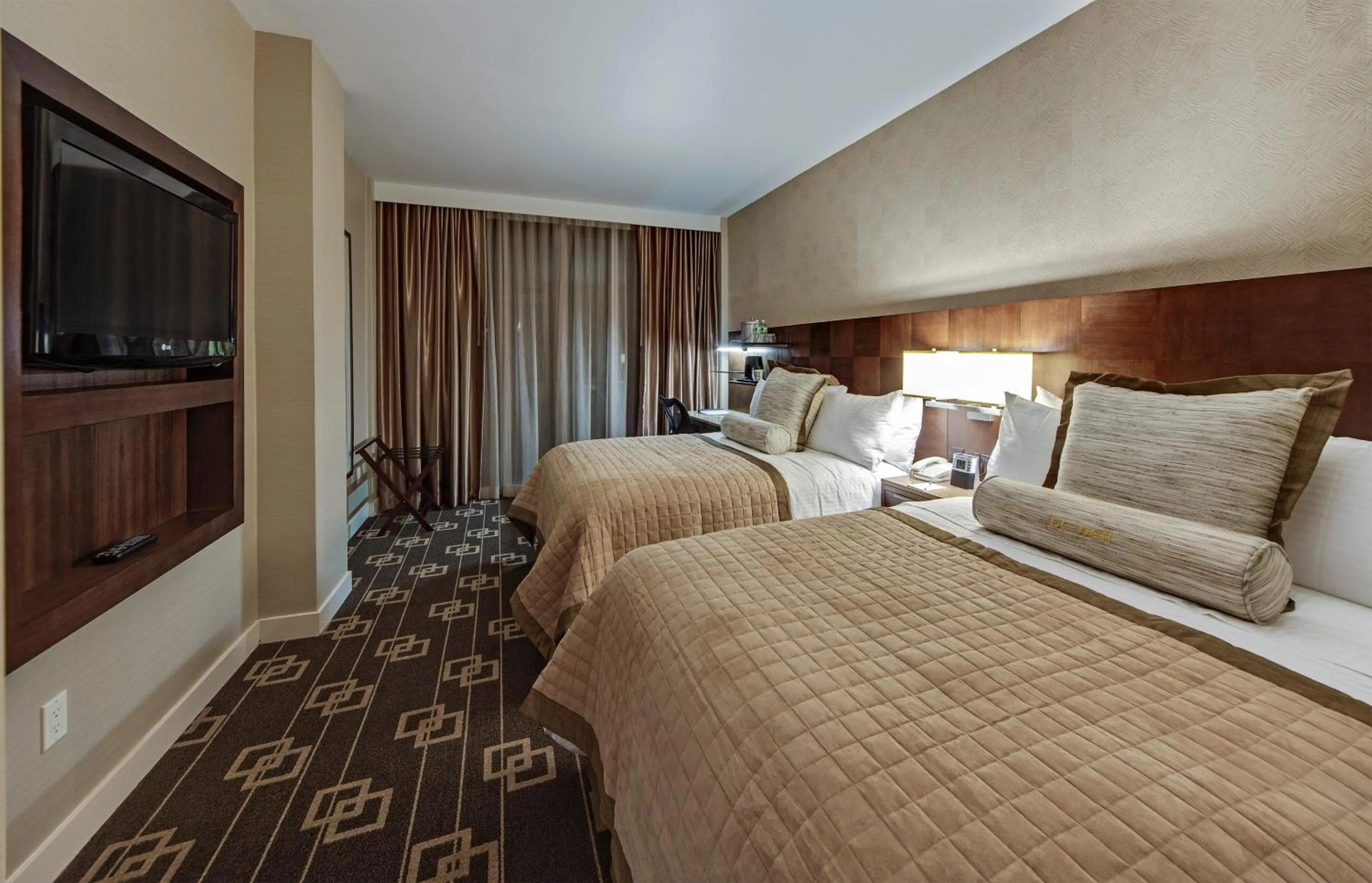 Bed in Wyndham Garden Chinatown