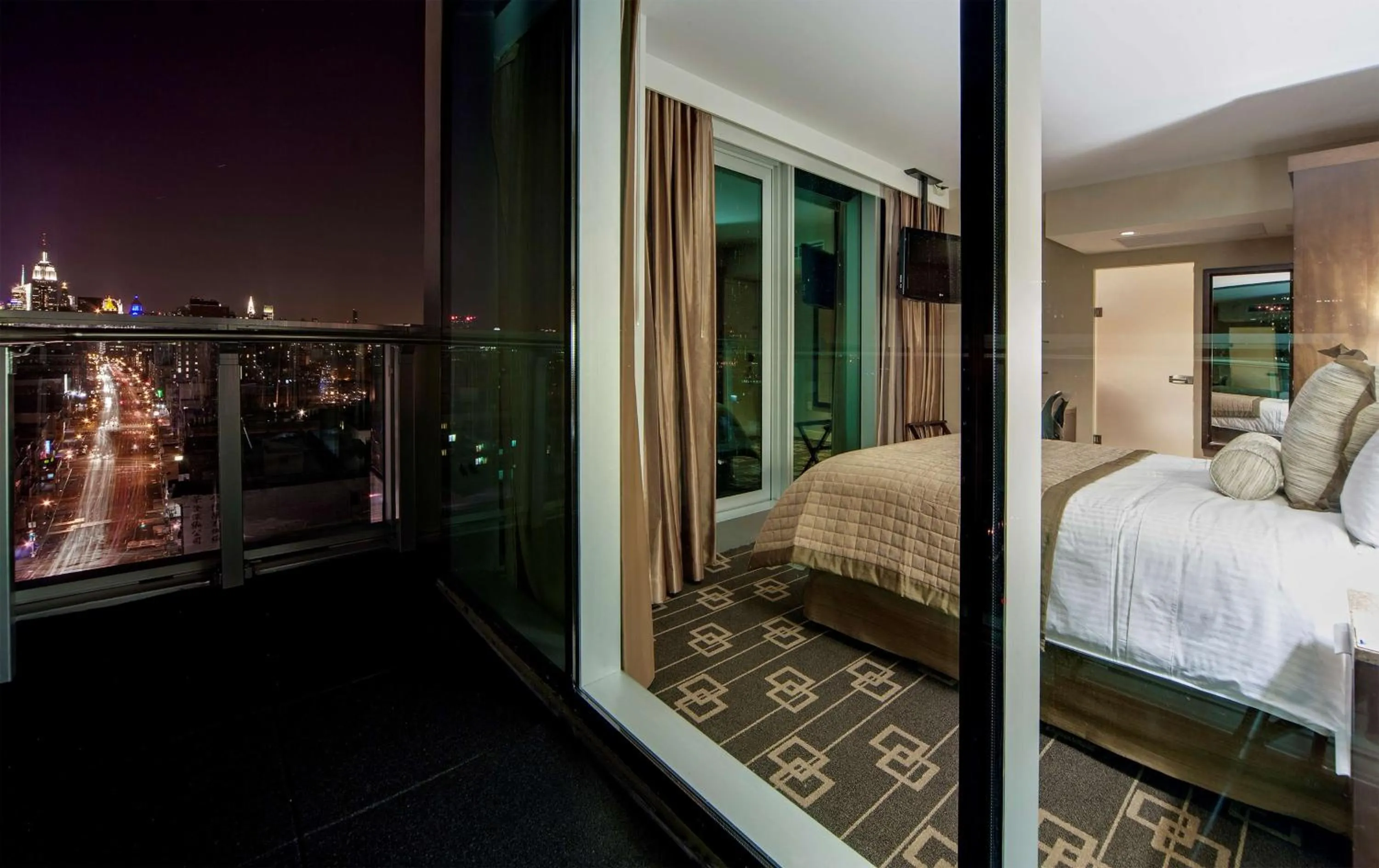 Photo of the whole room, Bed in Wyndham Garden Chinatown