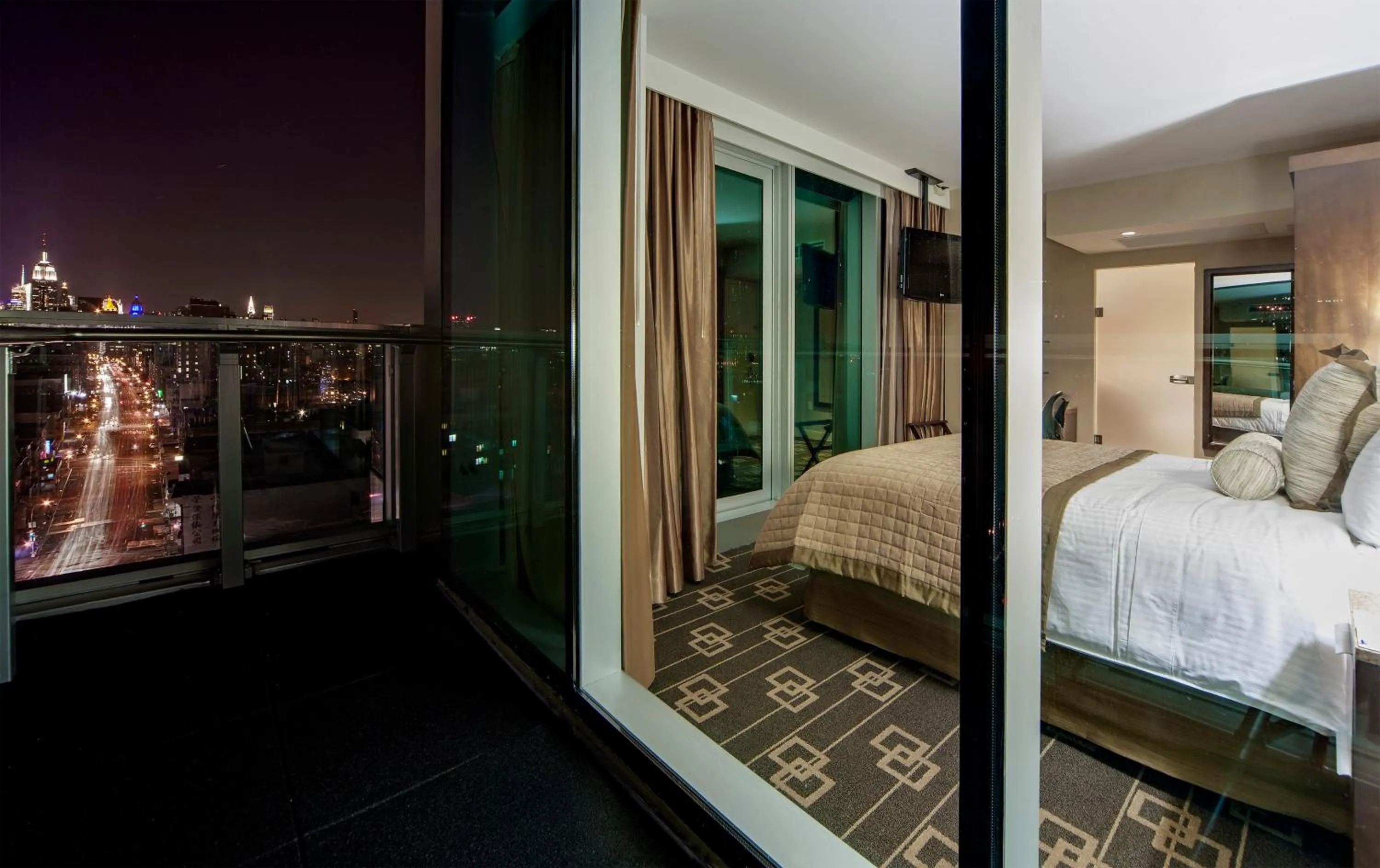 Bed in Wyndham Garden Chinatown