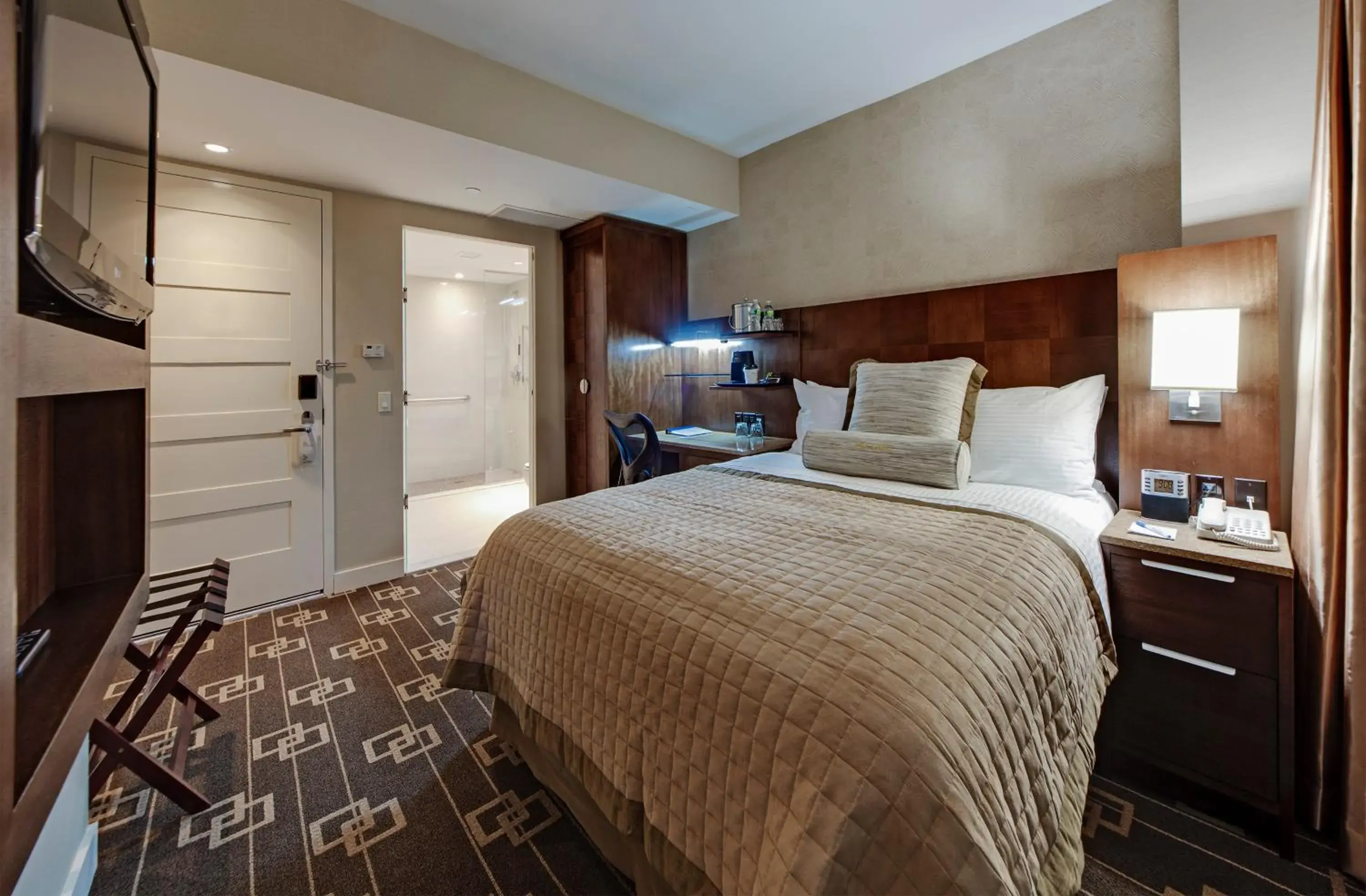 Premium Queen Room with Balcony in Wyndham Garden Chinatown Premium Queen Room with Balcony in Wyndham Garden Chinatown