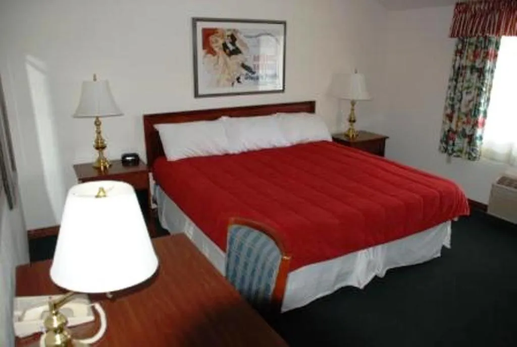 Day, Bed in Historic Beaver Dam Lodge, Golf & RV Resort