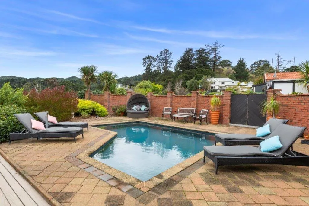 Swimming pool in Chartré Manor B&B
