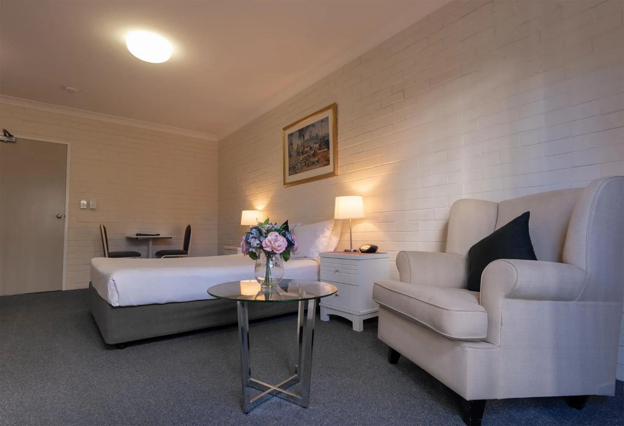 hair dresser, Bed in Benson Court Motel